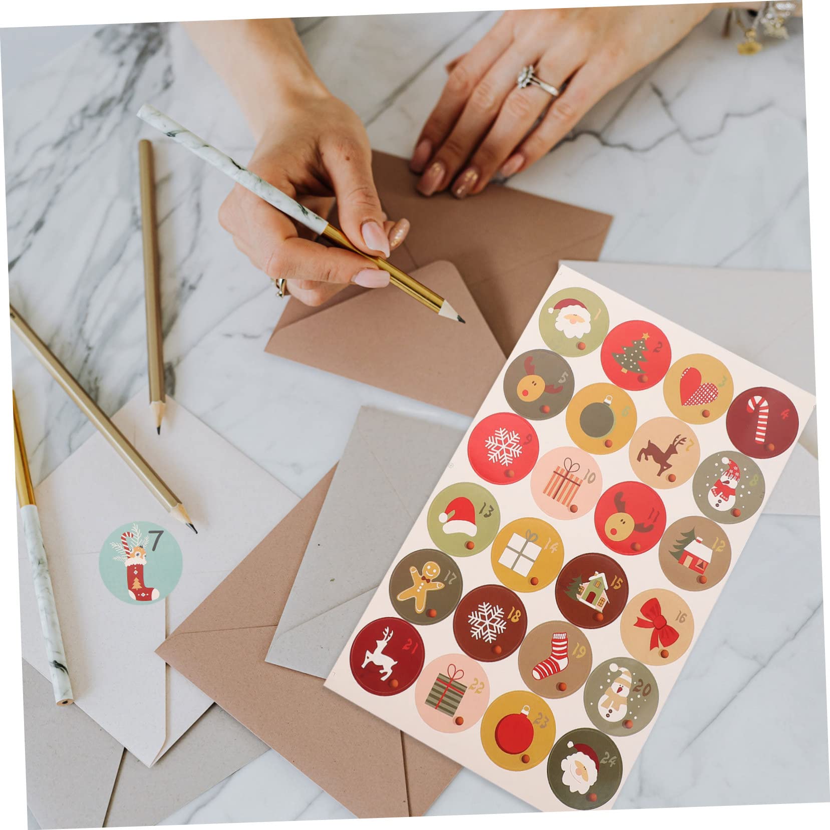 SHERCHPRY 30fogli Adesivi Natalizi Per Regali Di Etichette Numerate Per Calendario Avvento Facili Da Attaccare Su Borse e Scatole Design Creativo Con Elementi Natalizi Per Decorazioni