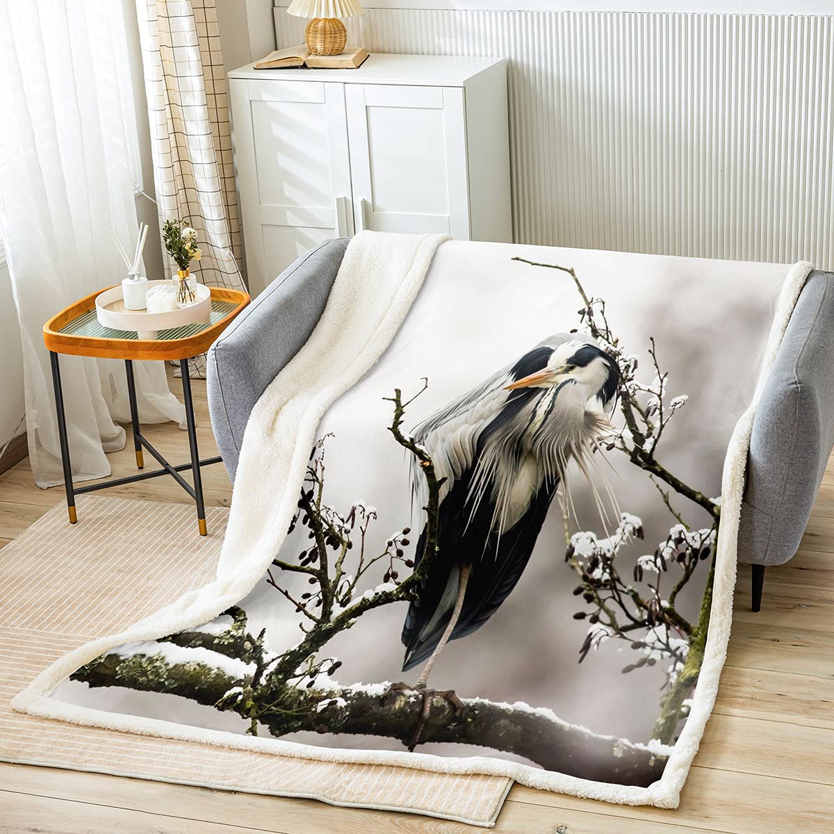 Plaid oiseau sherpa contre le froid sur le canapé du salon