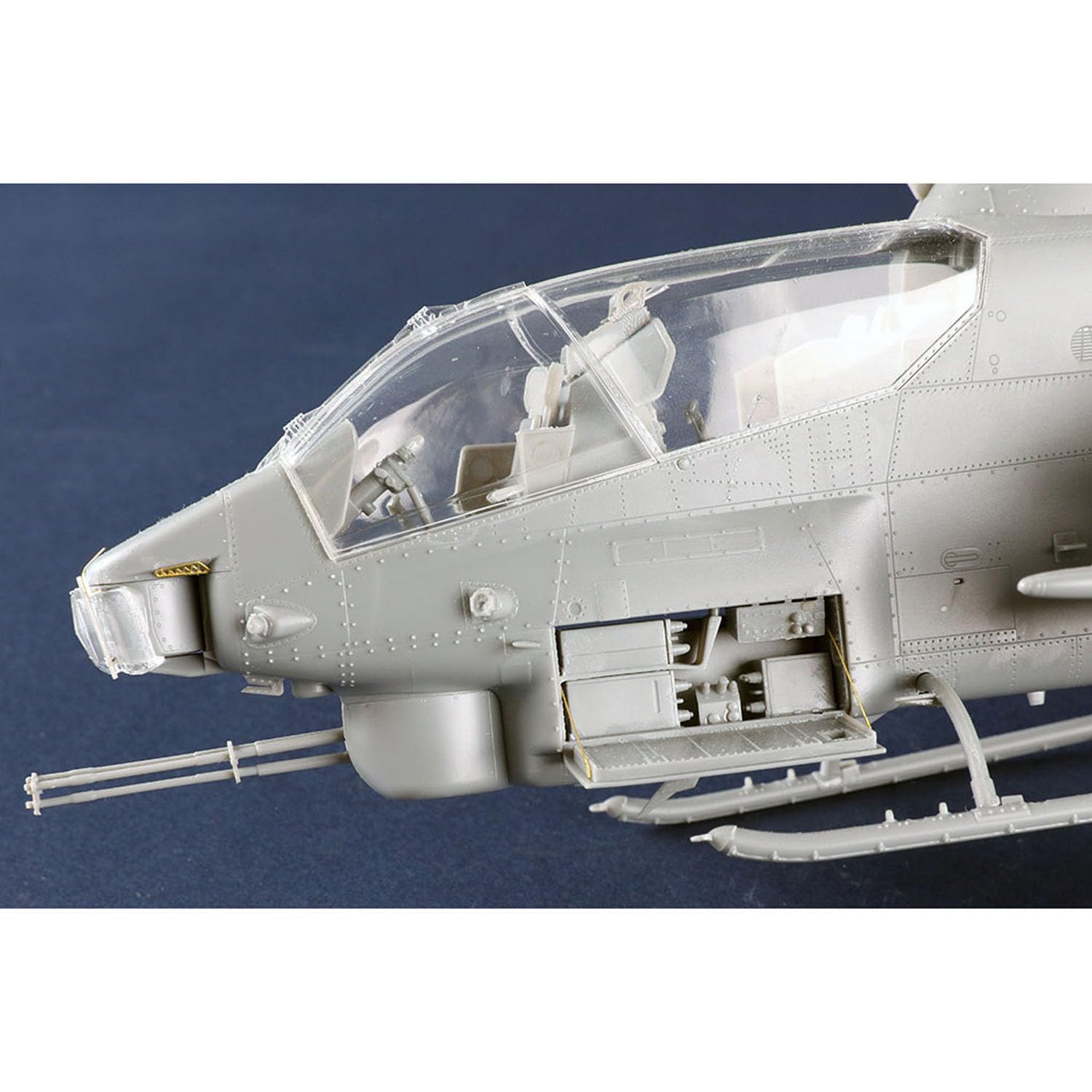 1/35 AH-1W Super Cobra Aircraft Model Kit 05117 Trumpeter Plastica Elicottero Statico 380+ Parti Non Assemblato FAI DA TE Collezione Regali