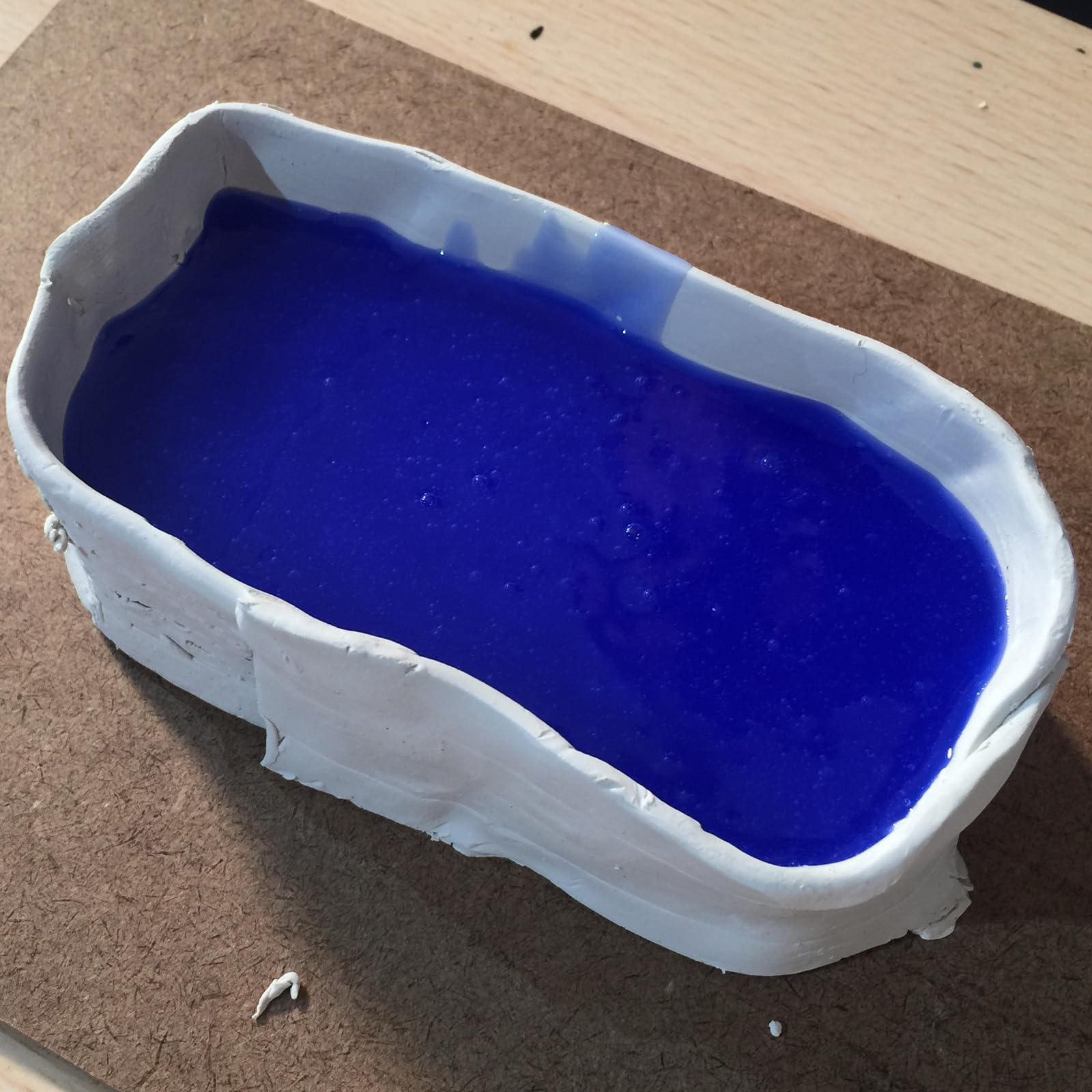 Prince August Zestaw do produkcji form z gumy silikonowej – twarda guma silikonowa 1:1 kg – 1 kg modelina – podkładka płyta MDF – pędzel do aplikatora – żel uwalniający wasalinę – odlew z białego