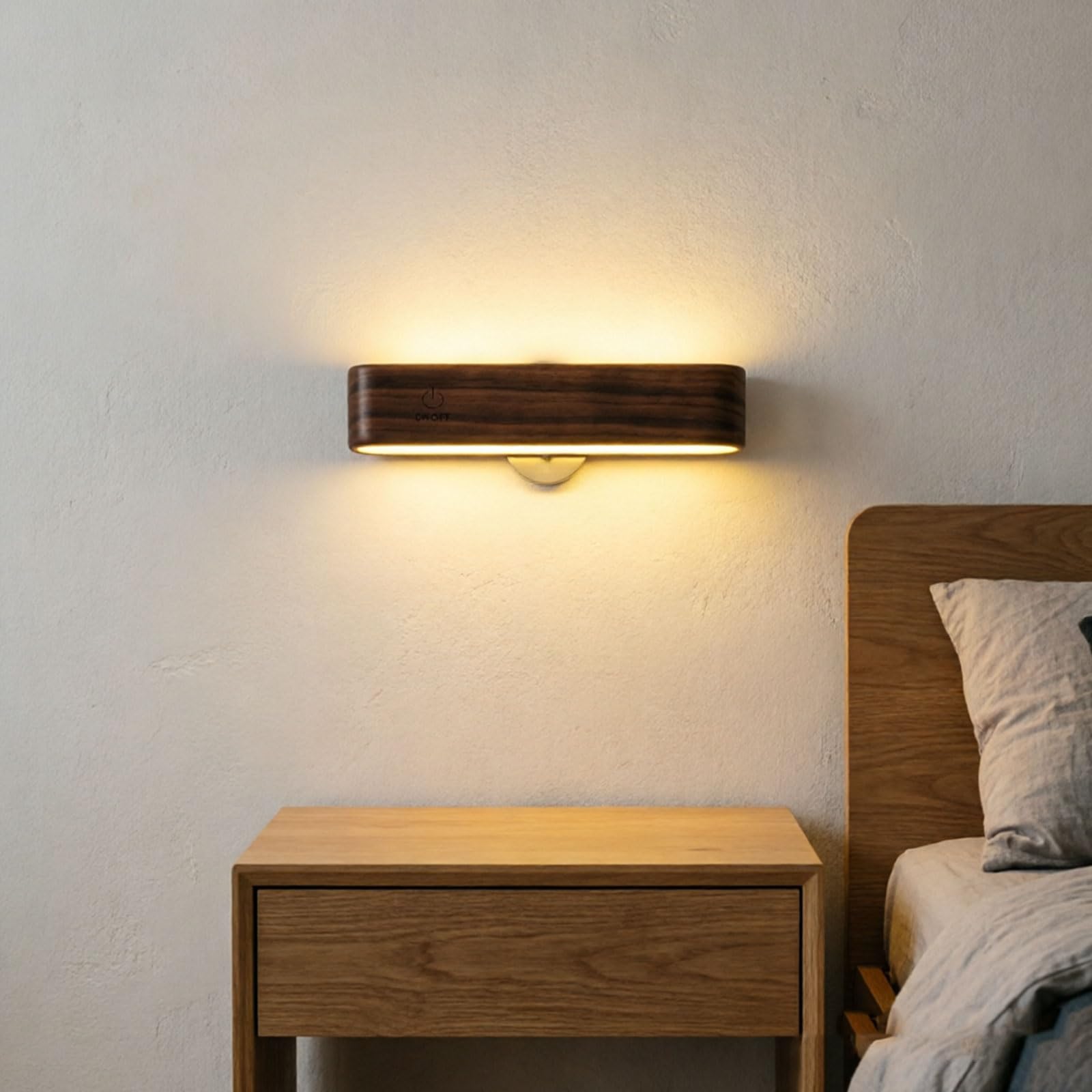Luce notturna in legno con luce delicata, perfetta per la lettura sul comodino e una comoda luce notturna