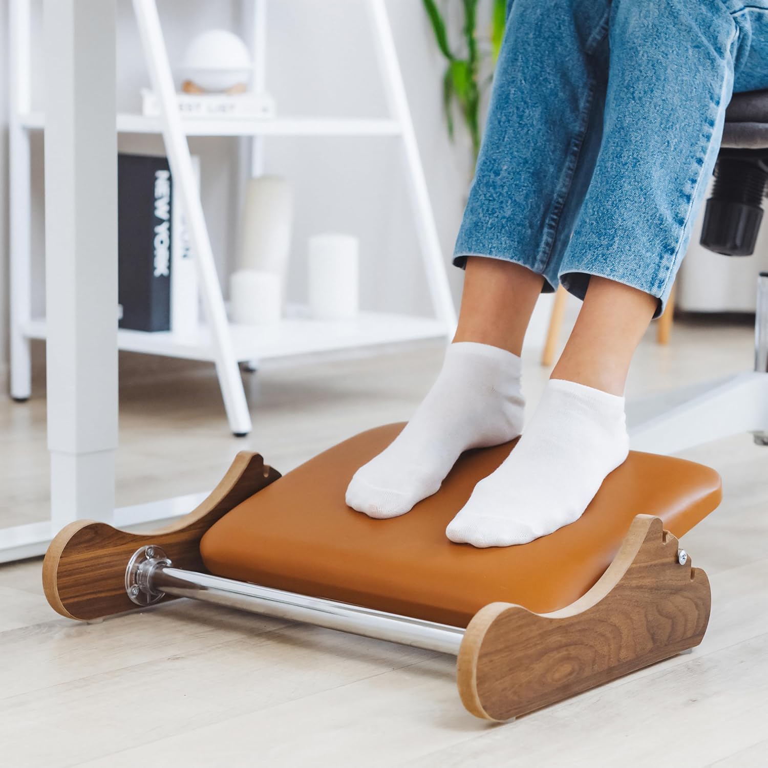 Reposapiés de oficina de piel sintética - Reposapiés ergonómico ajustable con palanca - Mejora la postura - Fácil de limpiar - Estilo Premium Madera