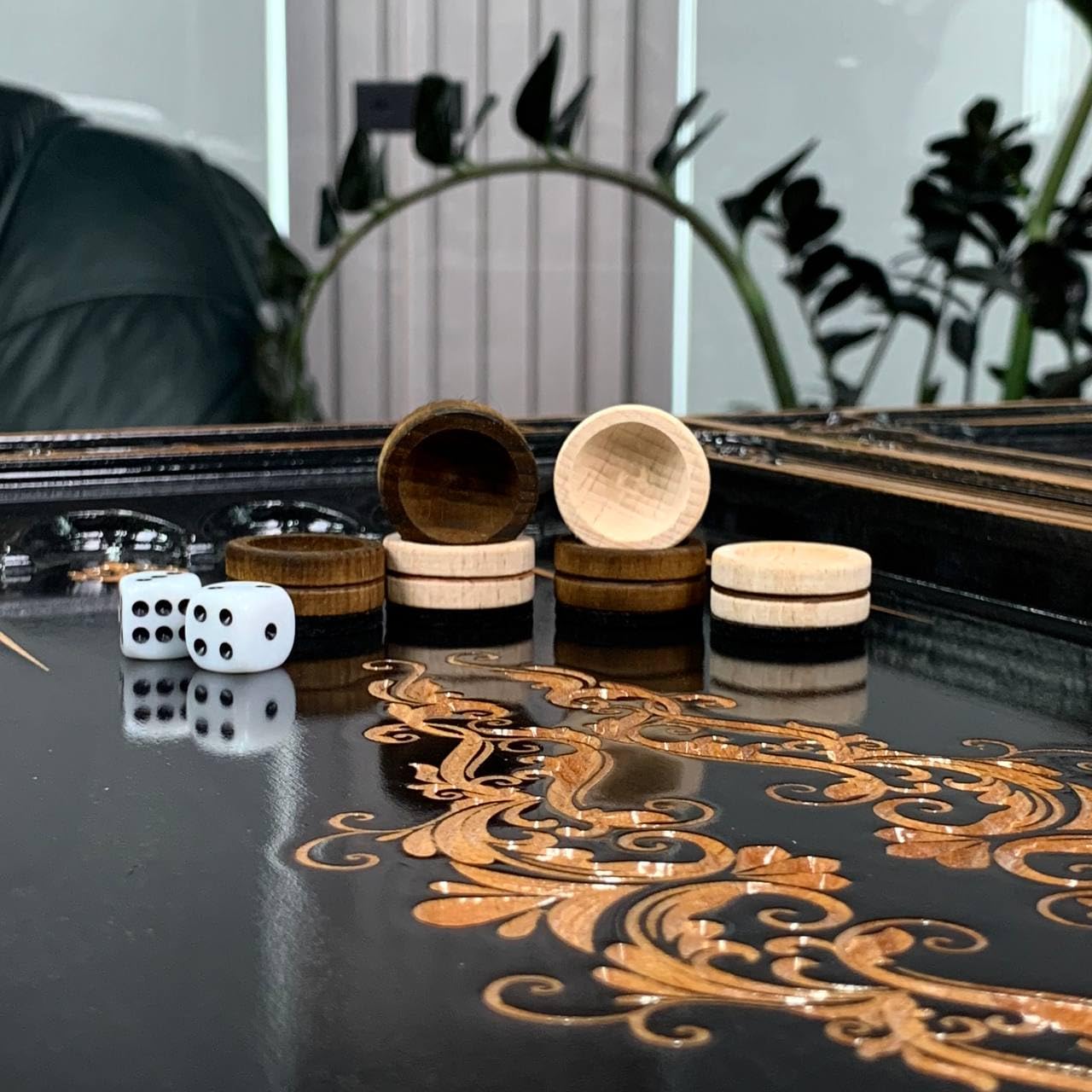 Backgammon - Fabriqué à la main - En bois massif - Grande sculpture de dragon - 60 cm - Jeu de société élégant en bois d'érable avec 32 pions et dés en bois - Idée cadeau de luxe pour les