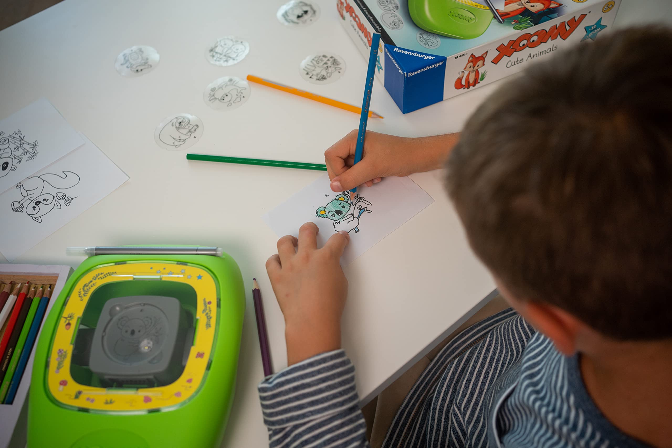Ravensburger - XOOMY Midi, Cute Animals, Tavolo da Disegno Portatile con Proiettore Luminoso, Kit Disegno Bambini con 30 Motivi Illustrati in 20 Pellicole, Gioco Creativo, Idea Regalo Bambini 6+ Anni