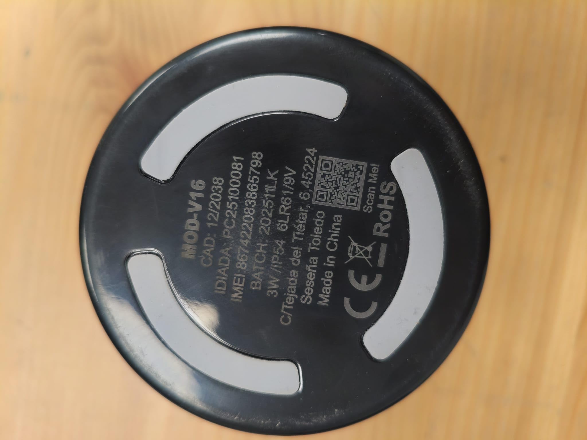 Luz de Emergencia Baliza V16 Geolocalizada, Homologada por DGT con Conectividad IoT, Datos Incluidos hasta 2038, Base Magnética, Incluye pilas Pack de 3