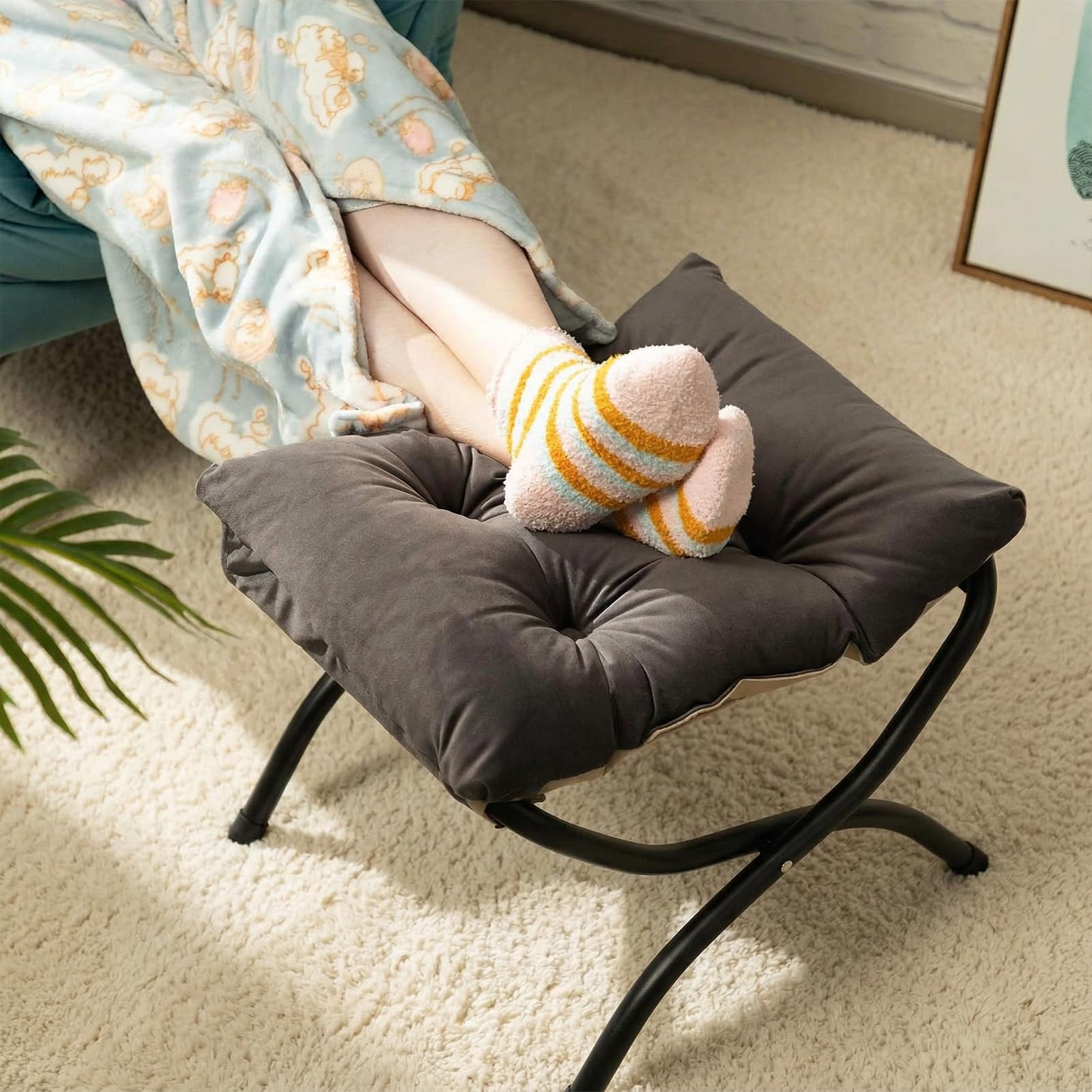 HollyHOME Reposapies Plegable Salon Taburete de Terciopelo con Patas Metal Pequeño Reposapies Sofa Otomano Plegable Jardin Balcon, Gris Oscuro
