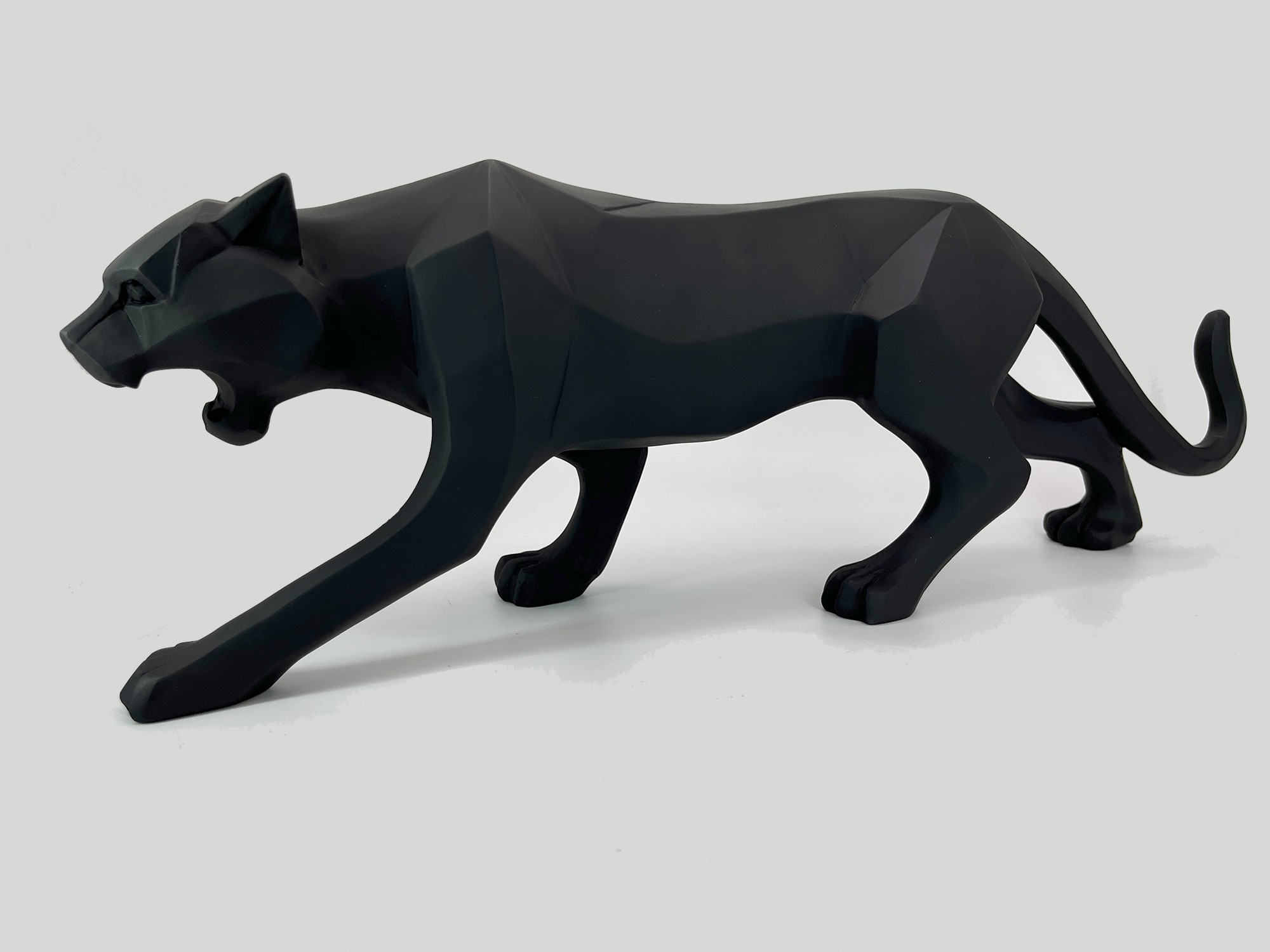 クロヒョウ　黒いオブジェ　 金色の台座付き 装飾品 imgrc0088821803.jpg