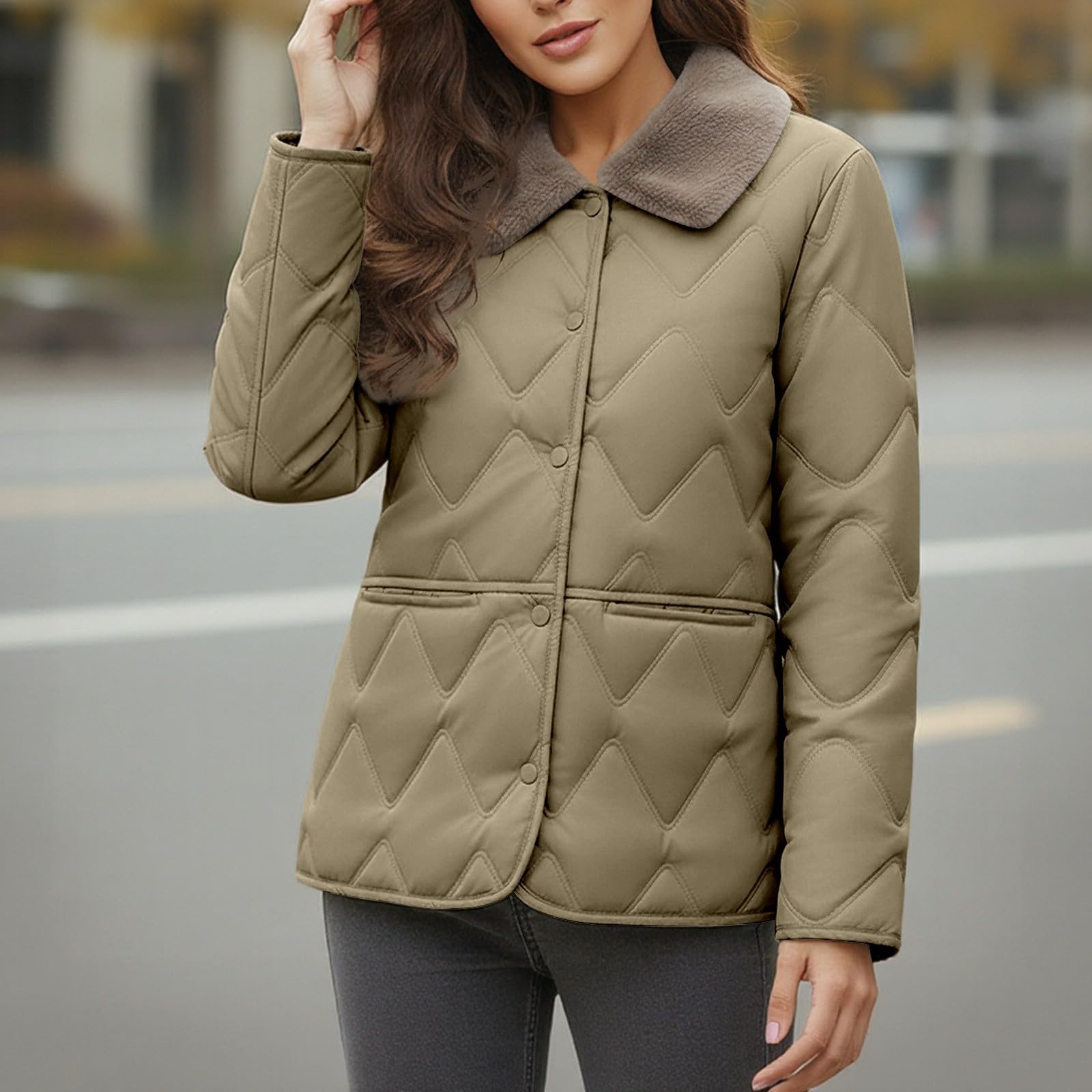 Il calore invernale rivisitato: cappotto corto spesso con finiture finte, giacca trapuntata alla moda per il massimo comfort e stile durante il freddo.