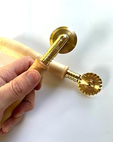 Miniatura 4 de Nonna's cutters, brass pasta wheels, maple (Fluted)
