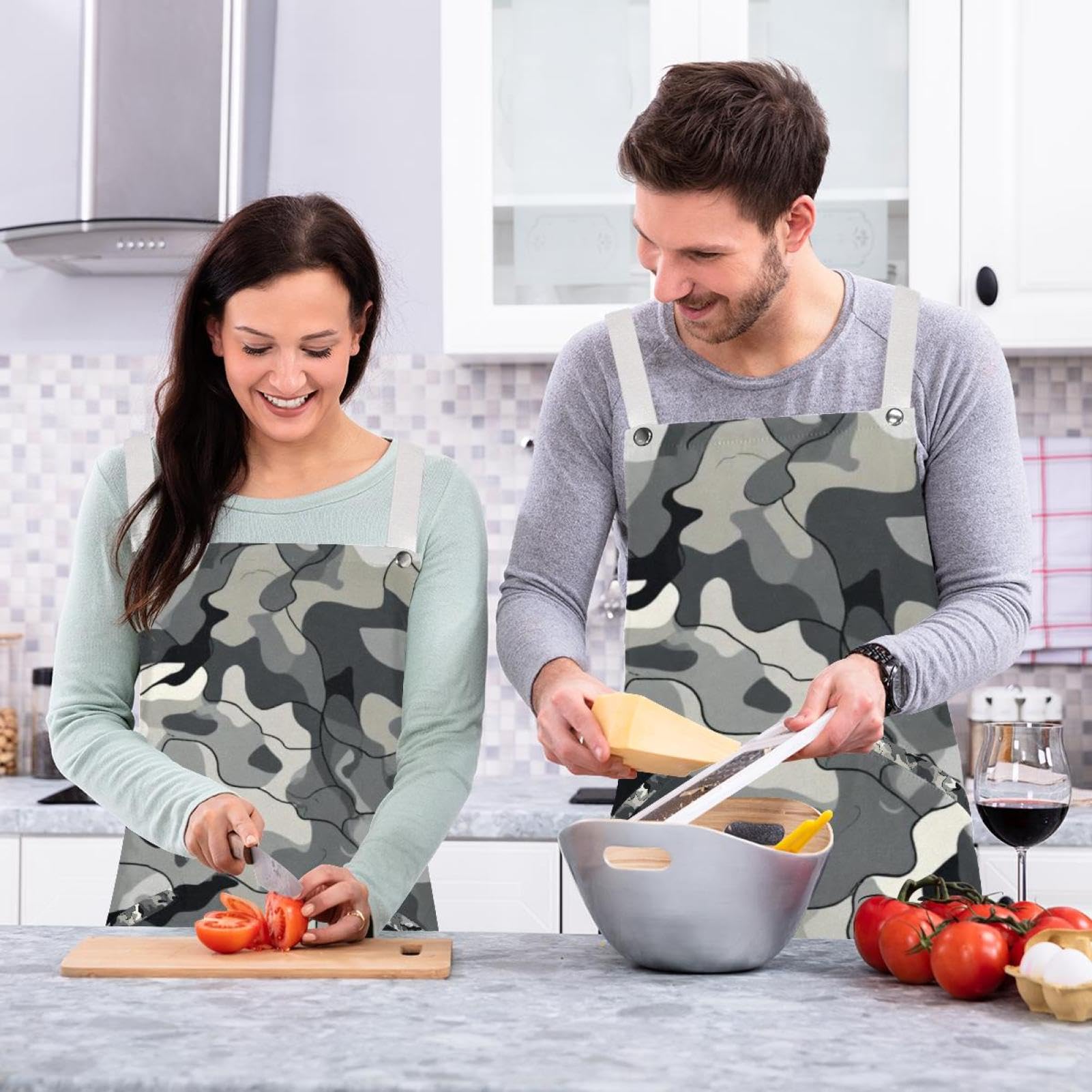 Lot de 2 tabliers de cuisine imperméables et réglables avec 2 poches pour homme et femme Motif peau de camouflage Gris, Imprimé camouflage gris, L:26.2x34.6in/66.5x88cm;M:26.2x26.6in/66.5x67.5cm