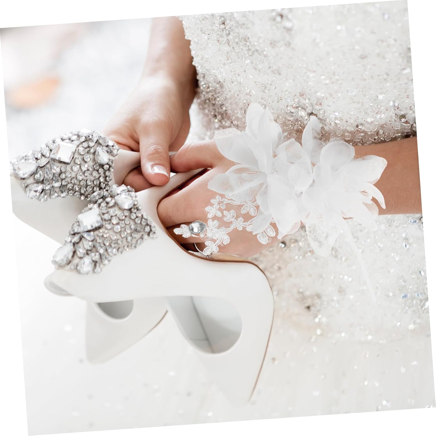 Ipetboom 1 Pair Elegant Short Lace Gloves for Weddings and Parties Fingerless Design Comfortable Style Bridal Accessory present for Friends