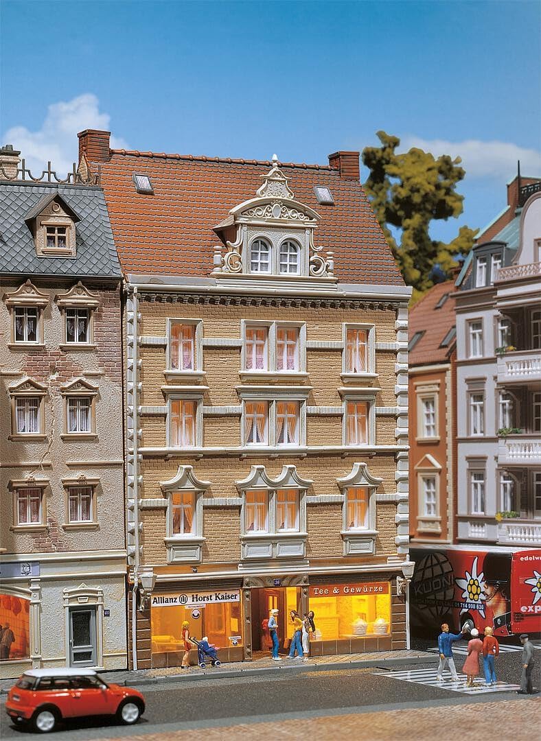 FALLER 130448 - Stadthaus „Allianz“ + „Tee & Gewürze“, 27.5 x 5.4 x 39 cm, Braun