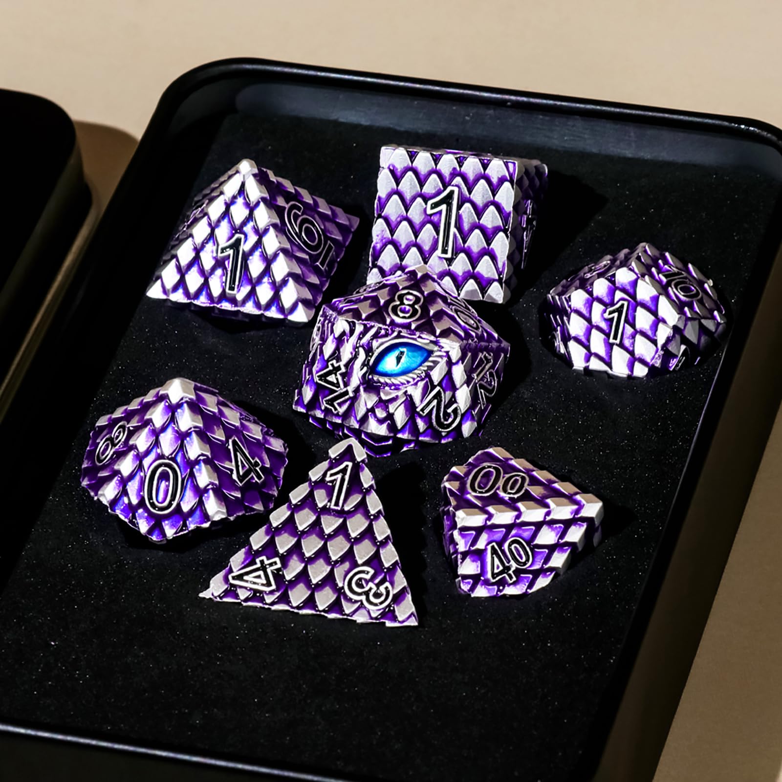 Zestaw metalowych kości D&D, 7 szt. smoczej łuski, metaliczny zestaw kości DND, metalowe kości Dragon Eye z wspaniałym etui prezentowym do gry stołowej Dungeons i Dragon (fioletowa skala smoka i