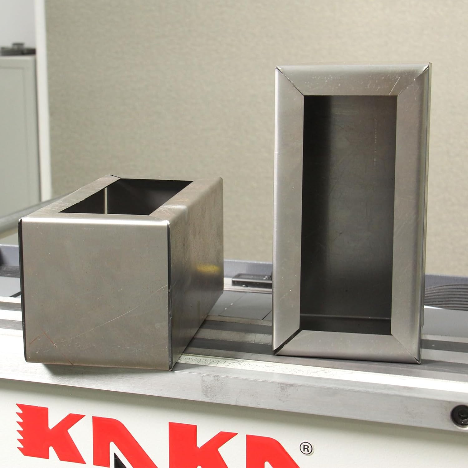 KAKA INDUSTRIAL Sheet Metal Brake,52-Inch Magnetic Box and Pan Brake,6.5-Ton 16-Gauge (0.06 Inch) Capacity Electro Metal Break,220V SP Foot Pedal Control Siding Brake, Includes Clamp Bars EB-5216