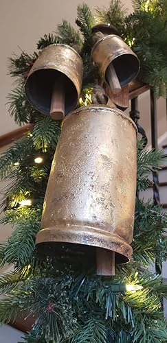 Yantra 10-6.3-9.8 in - Juego de 3 campanas rústicas vintage de vaca de la suerte en cuerda con bolsa de yute para colgar en la pared