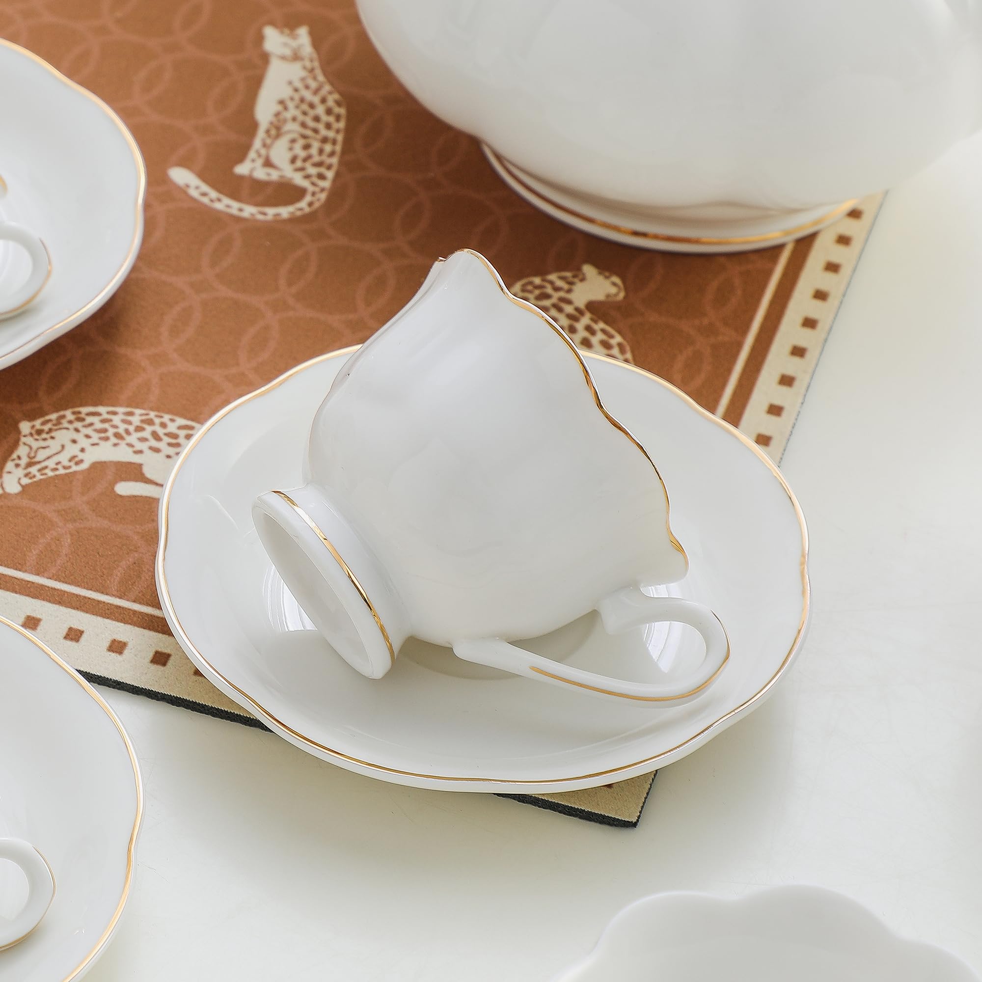 Juego Demitasse de porcelana blanca de 8 piezas, juego de tazas y platillos de 2.6 onzas, elegante diseño de ribete blanco y dorado, perfecto para espresso y café turco, regalos