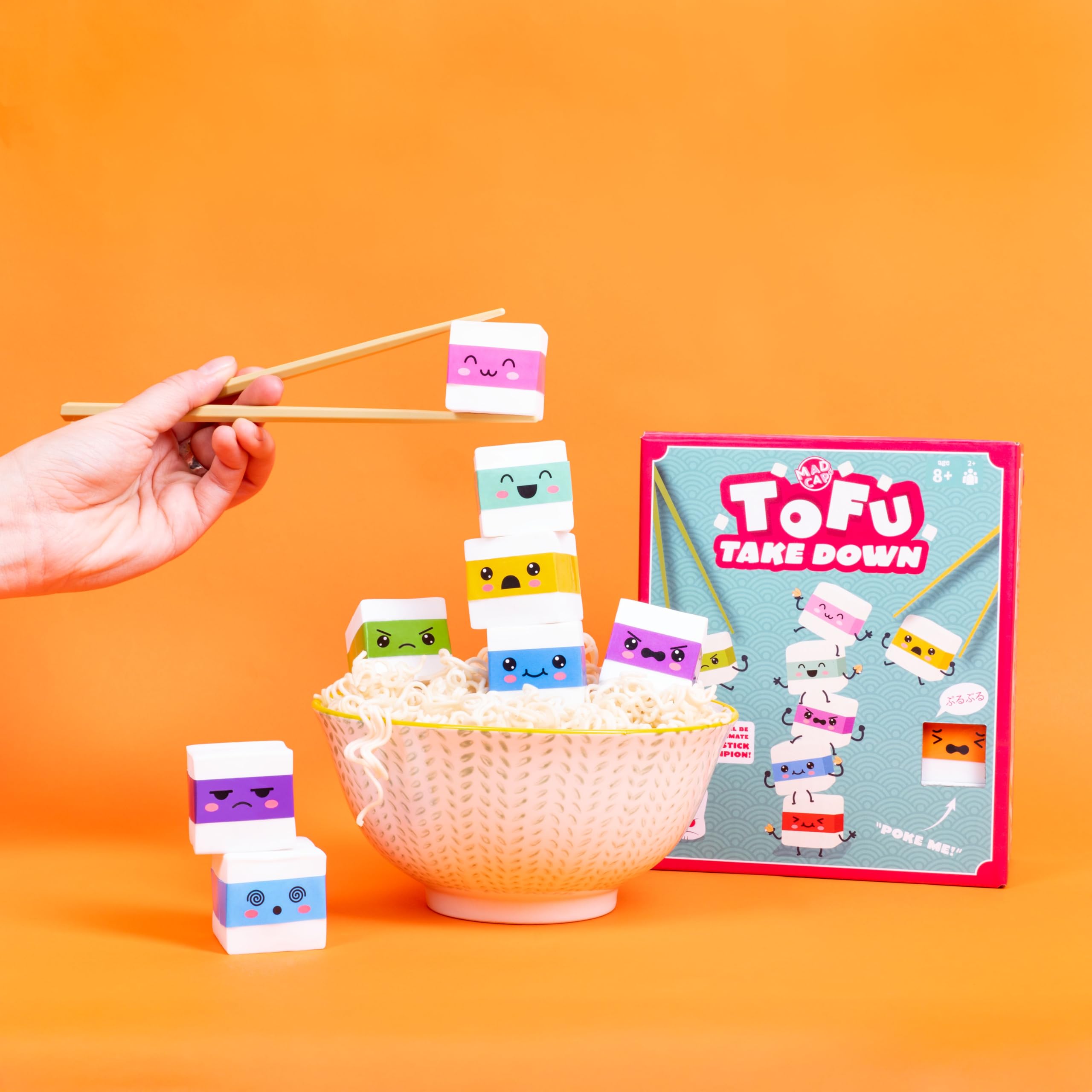 Fizz Creations Tofu Take Down Fun Family Game. Divertenti giochi per feste Caratteristiche 2 paia di bacchette, 10 pezzi di tofu squishy e 50 carte sfida. Età 8+