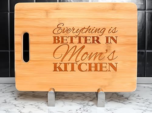 Vista 3 de Everything Is Better in Mom's Kitchen Decor Gift - Tabla de cortar de madera con forma de rectángulo decorativo