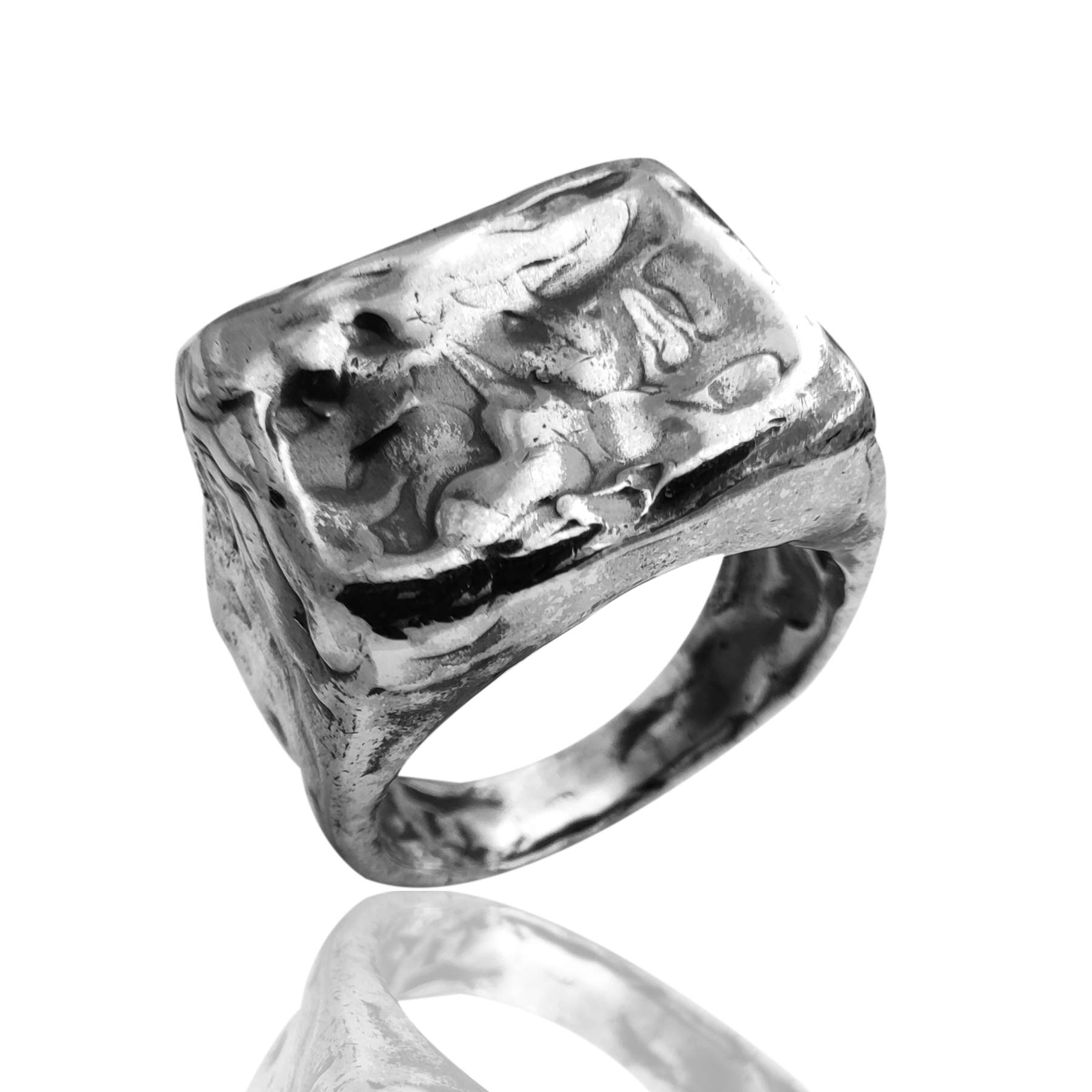 ANELLO da UOMO in ARGENTO 925,MARTELLATO EFFETTO GREZZO,realizzato SU MISURA e completo di scatola regalo.