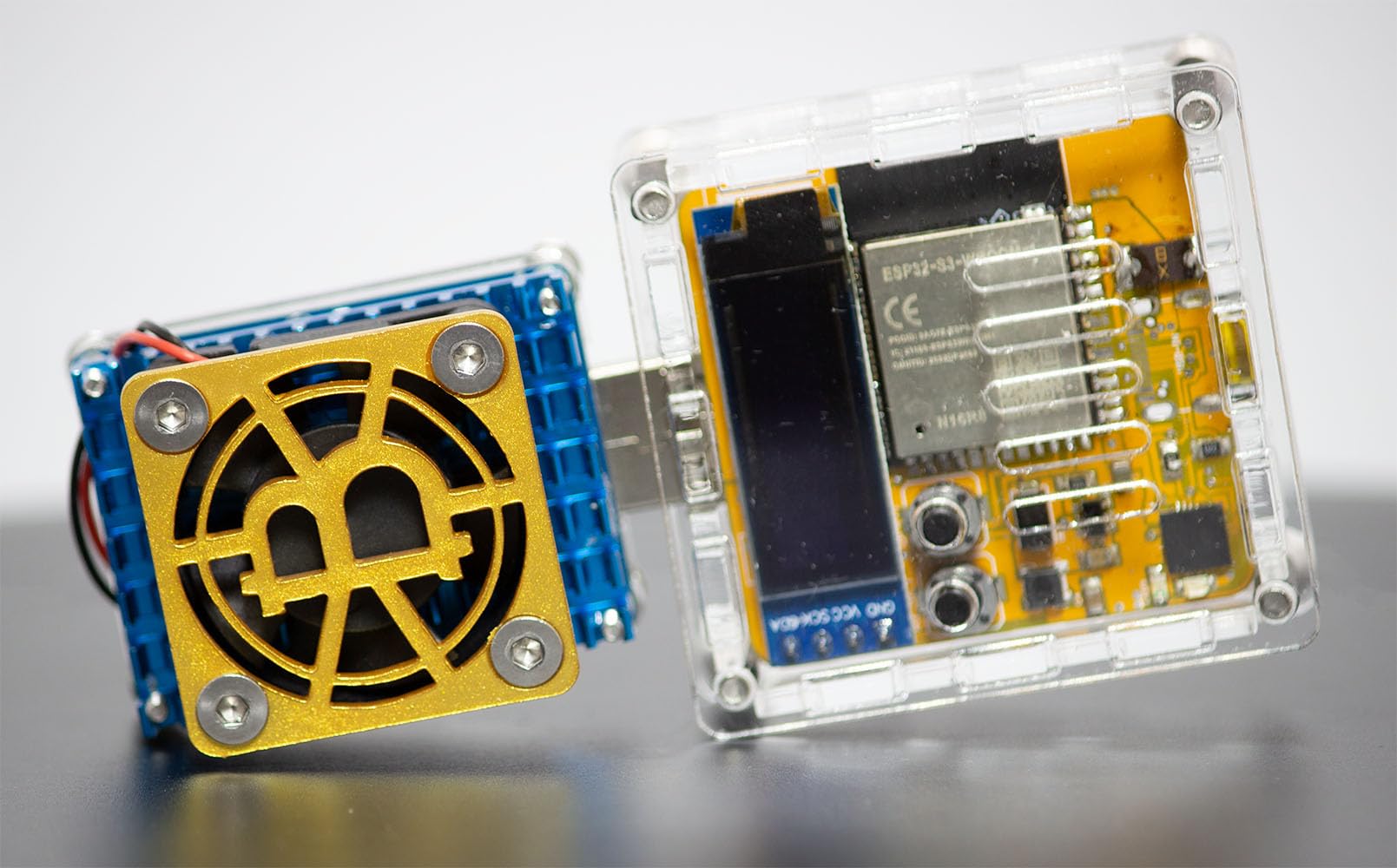 nerdaxe Bitcoin Miner Starter Set, Pocket + Controller, USB, Linux,  Windows, Up to 200 Gh/s, Smartphone Compatible: Buy Online at Best Price in  UAE - Amazon.ae