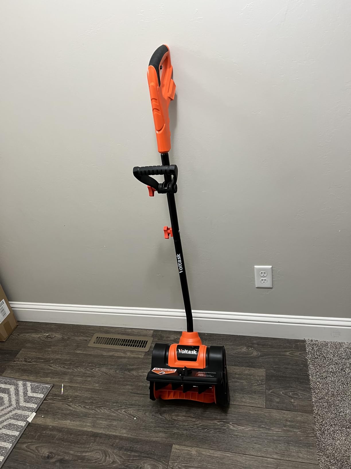 VOLTASK Cordless Snow Shovel, 24V | 13-Inch | 4-Ah Cordless Snow Blower, Battery Snow Blower with Directional Plate & Adjustable Front Handle (4-Ah Battery & Quick Charger Included) photo review