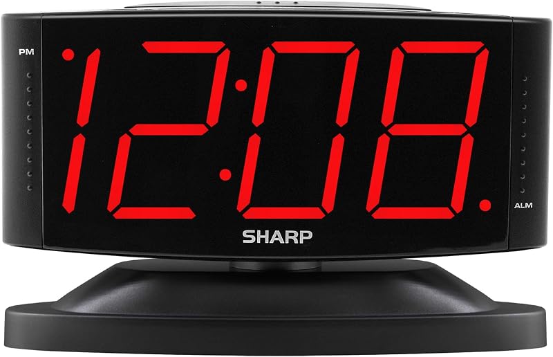Reloj despertador con tomacorriente con base giratoria, LED rojo y atenuador | Tomacorriente; Base giratoria; Grandes dígitos LED rojos; Brillo ajustable; Siesta; Controles simples; Negro medianoche