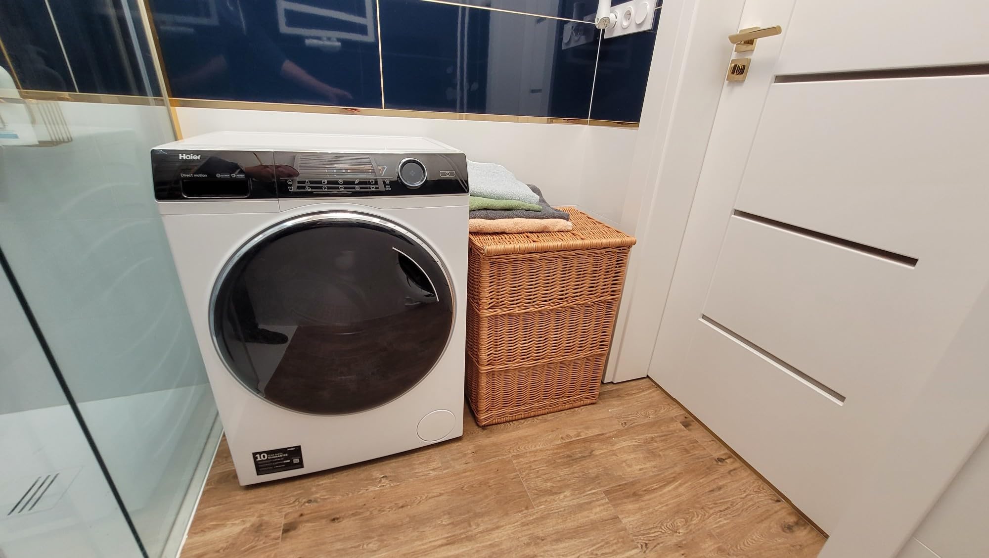 Panier en osier naturel weeco pour linge, vêtements ou jouets, couvercle rabattable et deux poignées de transport. Grand coffre en osier naturel pour vêtements, oreillers et jouets