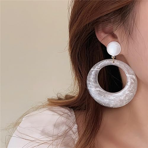 Vista 7 de Aretes de aro de acrílico blanco retro de los años 70, accesorios de los años 70 para mujer, joyería de los años 70, trajes de discoteca para mujer