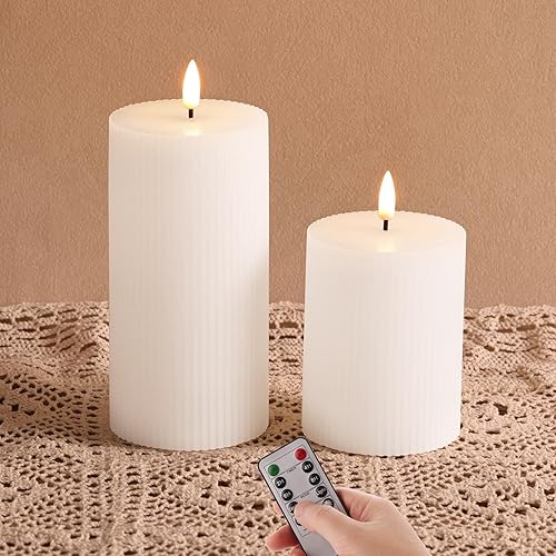 Velas de pilar sin llama acanaladas blancas con control remoto, velas LED parpadeantes de cera que funcionan con pilas, juego de 2