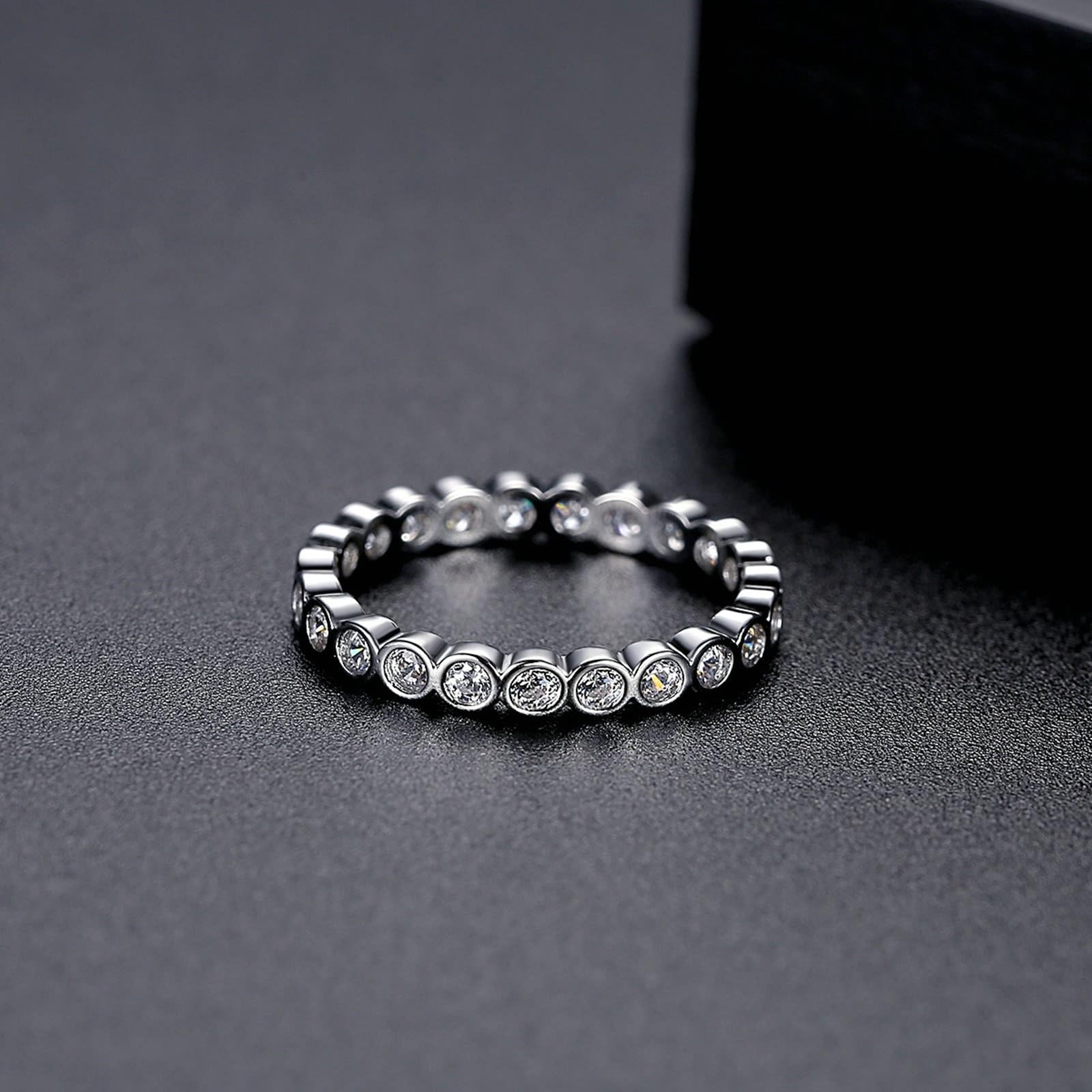 Diamentowe obrączki ślubne dla kobiet białe złoto obrączki 18-karatowe niemetalowe znaczki (tylko moda) z okrągłym kształtem cyrkonia rozmiar H 1/2 popularne dla cioci biżuteria rocznicowa