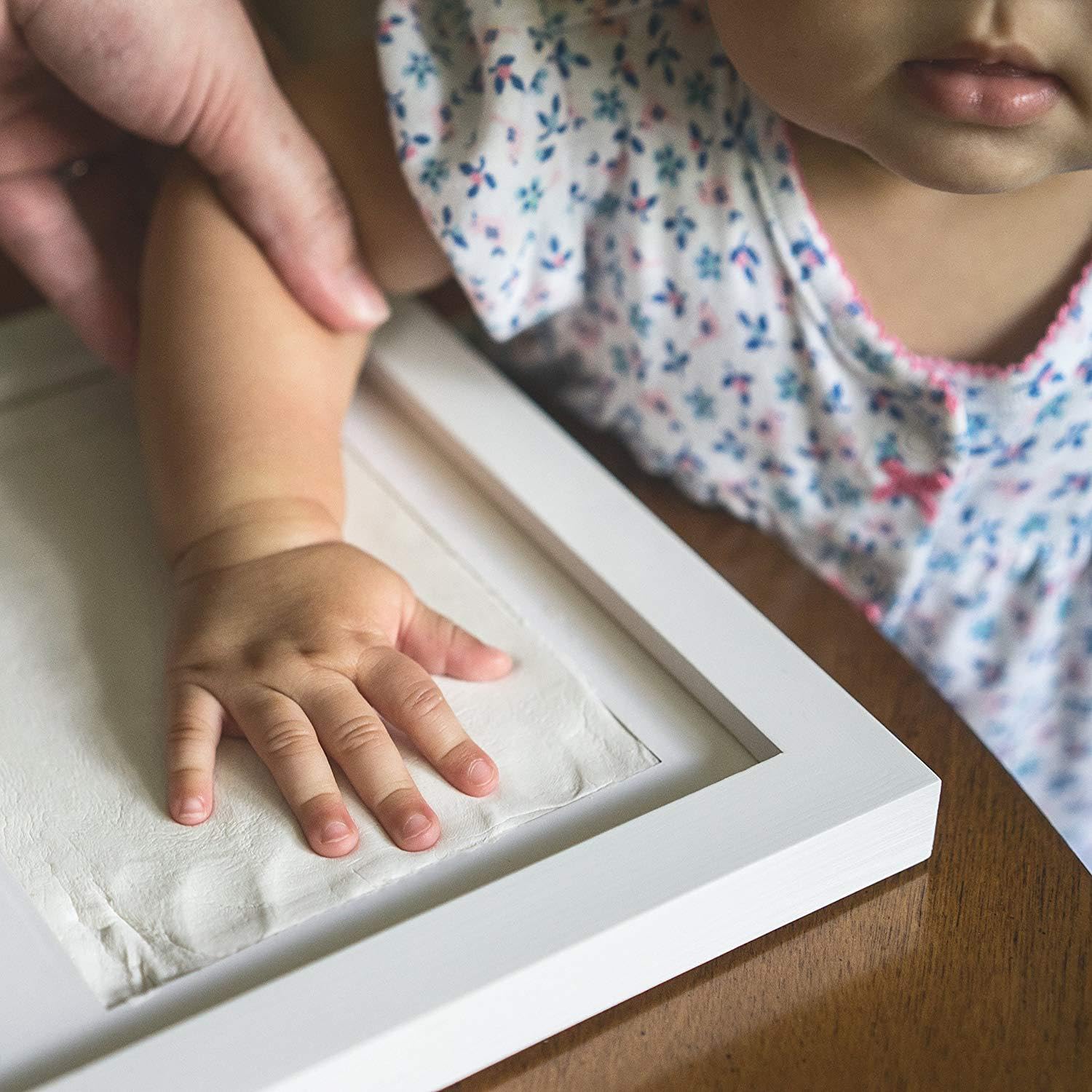 Marco de Huellas para Bebé Recuerdo, Kit de Impresión de Manos y Pies para Recién Nacidos, Regalo para Baby Shower, Bautizo, Navidad o Primer Cumpleaños - Incluye Arcilla Suave y Foto