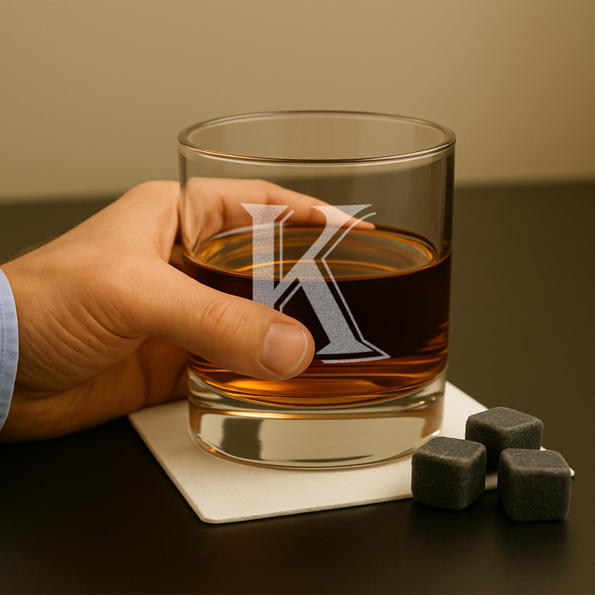 On The Rox Drinks (K-Monogram) - 4-częściowy zestaw 325 ml grawerowane ciężkie kamienie szklanki do whisky eleganckie szkło burbon wielofunkcyjne szklanki do napojów - prezent na każdą okazję