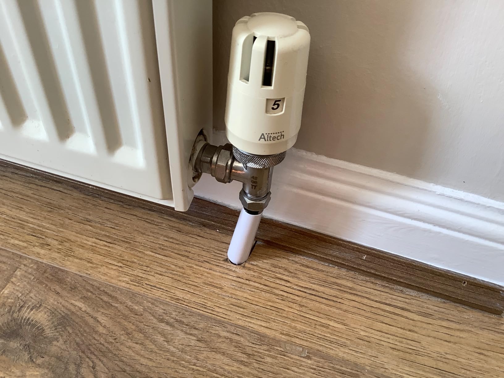 Blackspur Radiator pipe covers sleeves white 15mm 8 pack Amazon.co