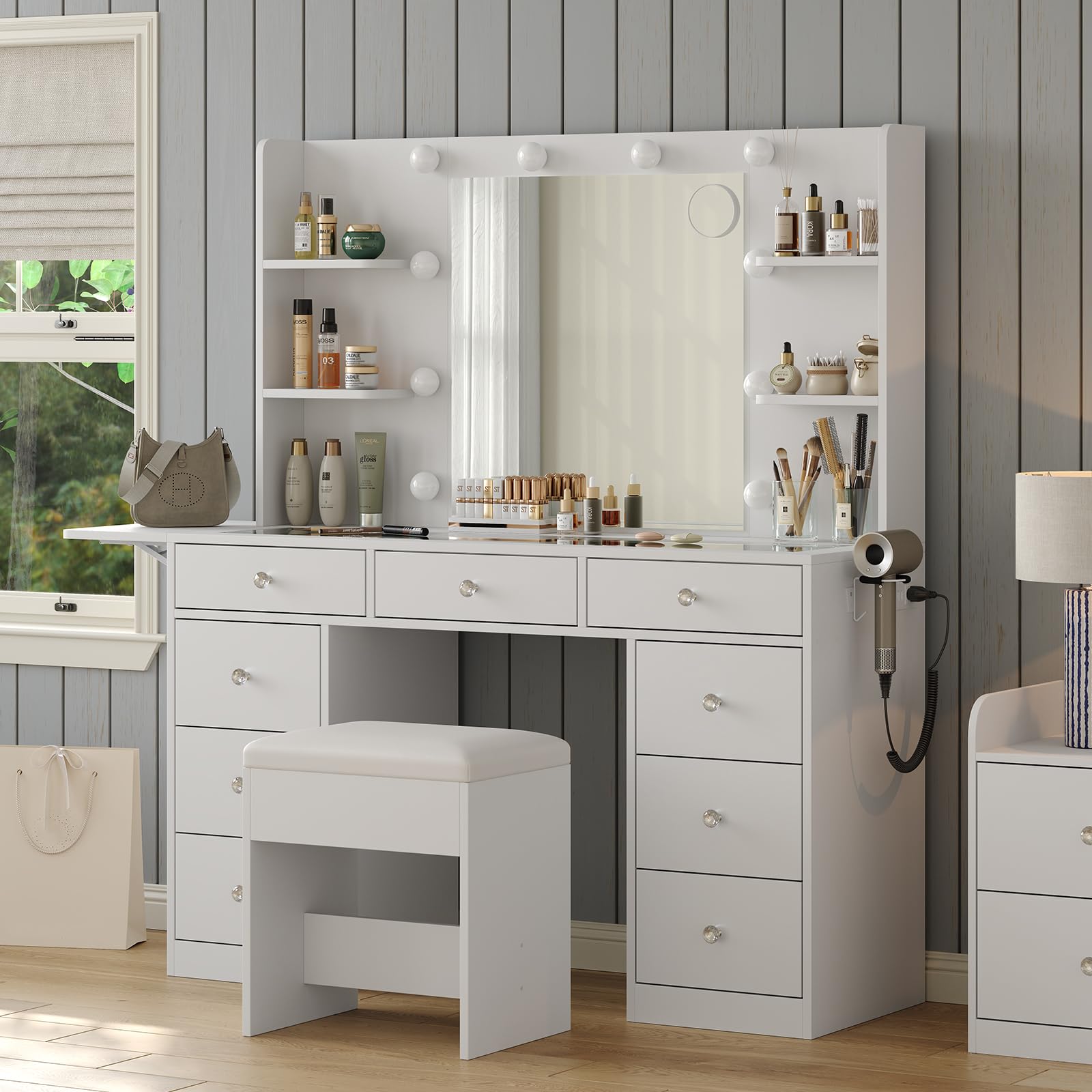 Yanosaku Coiffeuse avec Prise de Courant, Coiffeuse avec Miroir et éclairage LED, 3 Modes d'éclairage, Table de Maquillage avec 4 étagères et Panneau Rabattable pour Chambre, Blanc