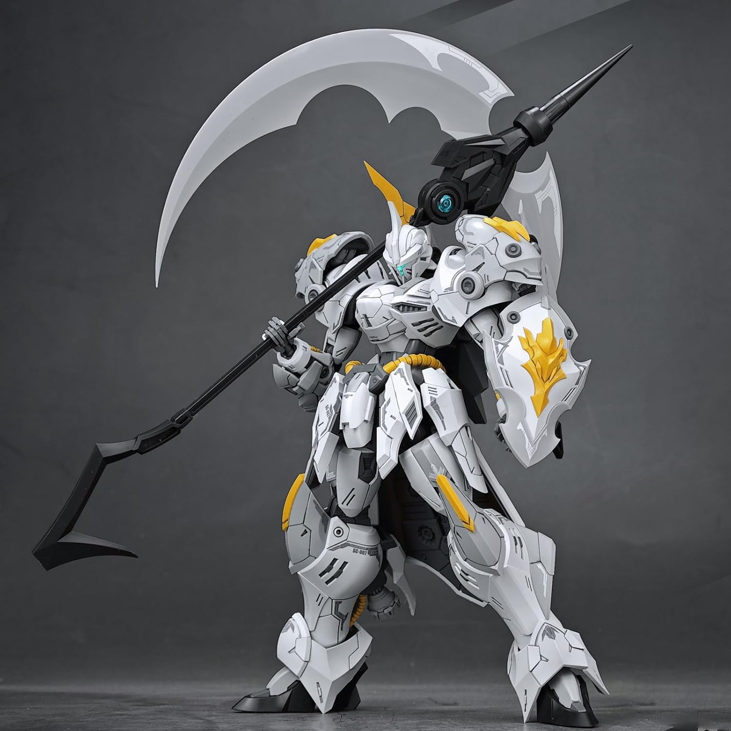 Pipigirl 1:144 Plastic Action Figures Kits, Titan Greatsword Tristan, 6.3 in Mecha Model, Easy to Assemble