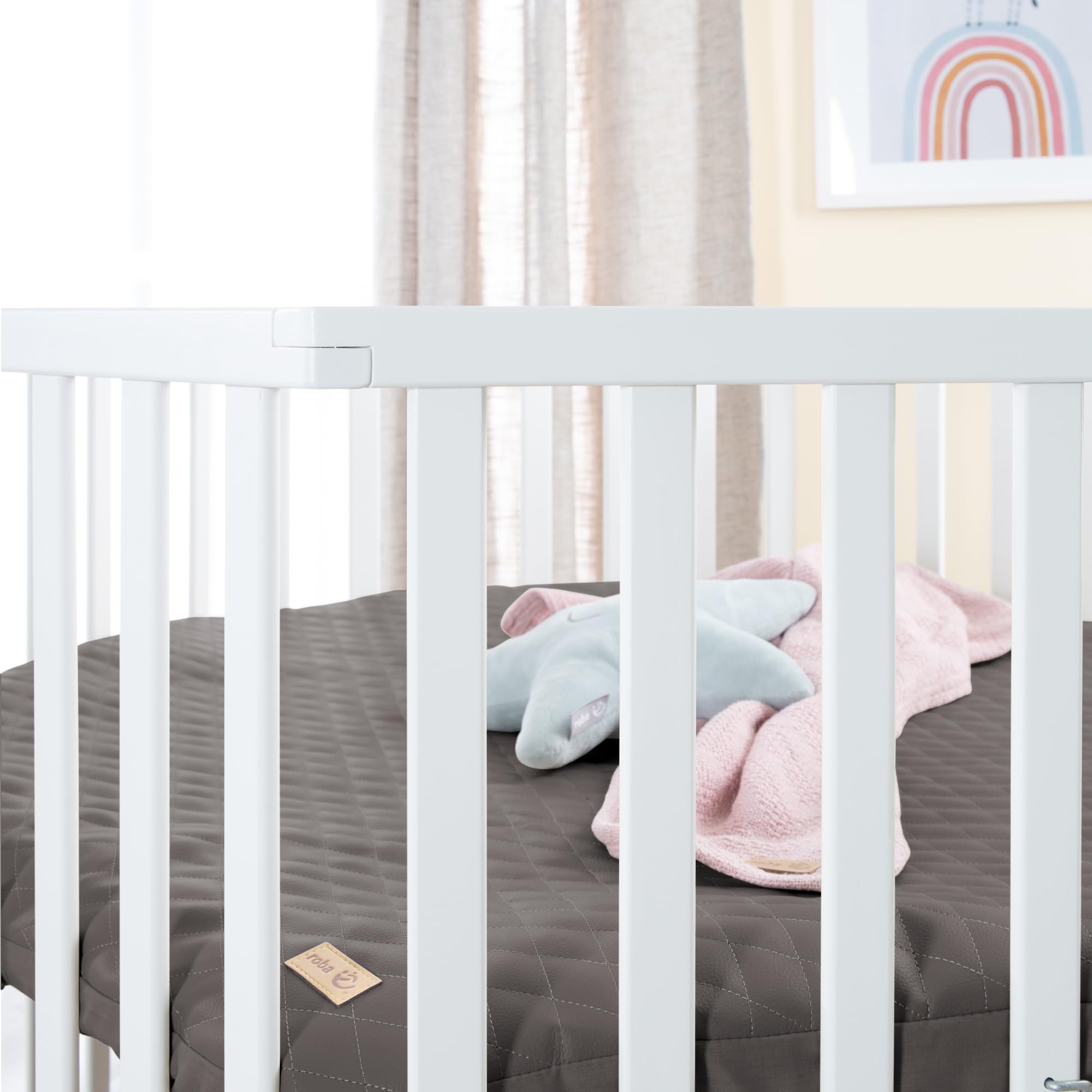 roba Parc hexagonal en bois blanc – parc pour bébé mobile avec roulettes et tour de protection matelassée “Graphite” en cuir végan – barrière de sécurité réglable en hauteur