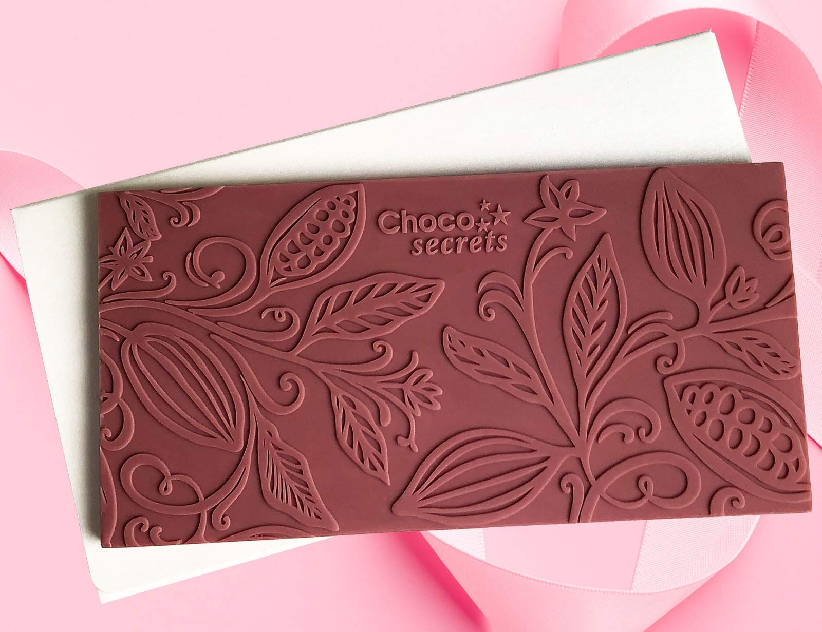 CHOCO SECRETS - 1,5 kg Belgische Ruby Schokolade für Schokobrunnen - Schokofondue Schokolade - Premium Kuvertüre Drops für Schokoladenbrunnen - Chocolate Chips zum Backen und für Desserts