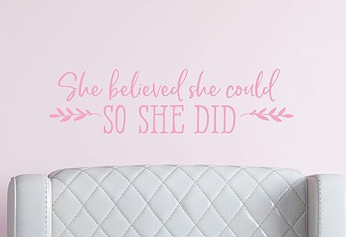 InnovativeStencils Calcomanía de pared con frase motivacional para niña, con texto en inglés "She Believed She Could So She Did", para decoración de