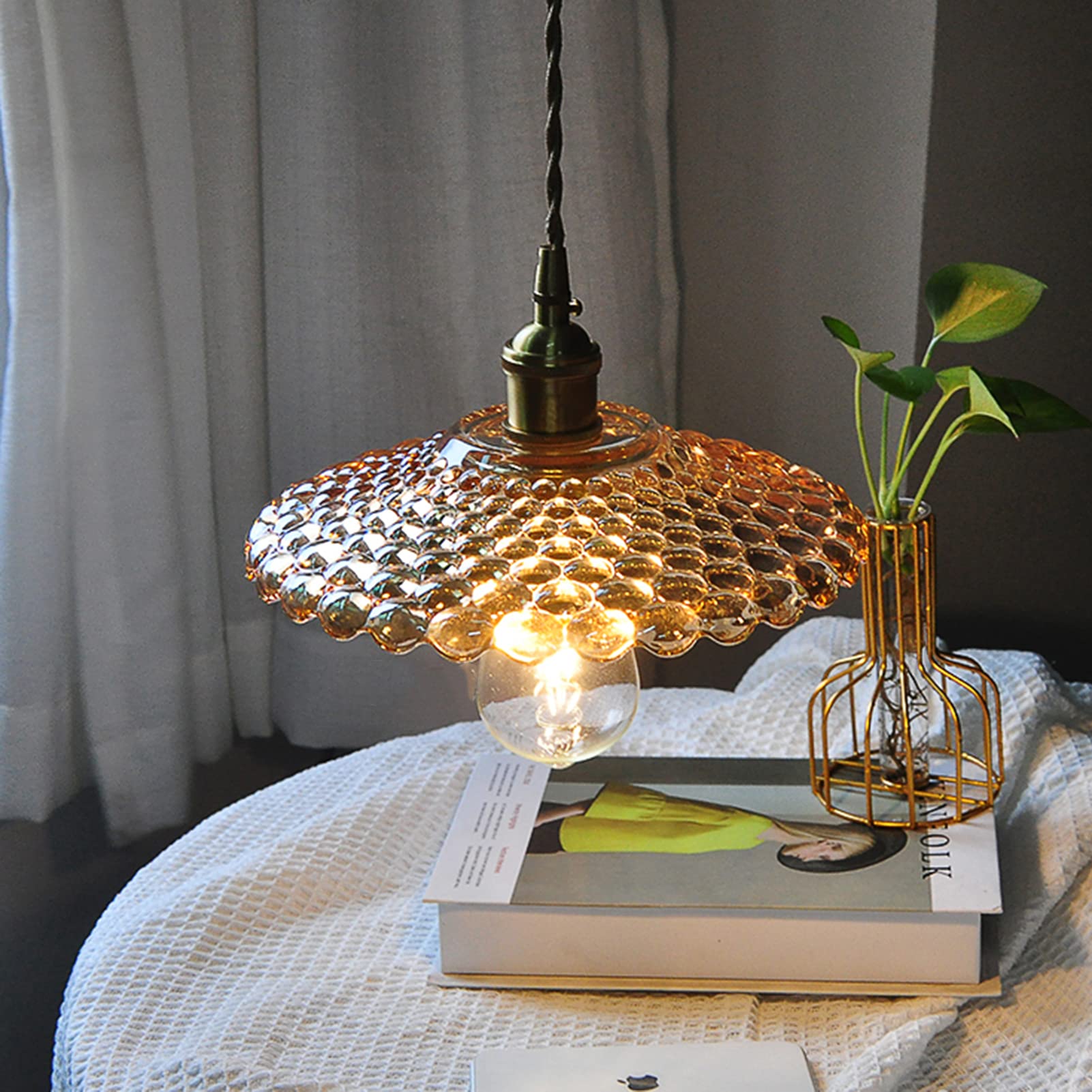 Lustre ambre en laiton pour créer une ambiance chaleureuse dans un salon