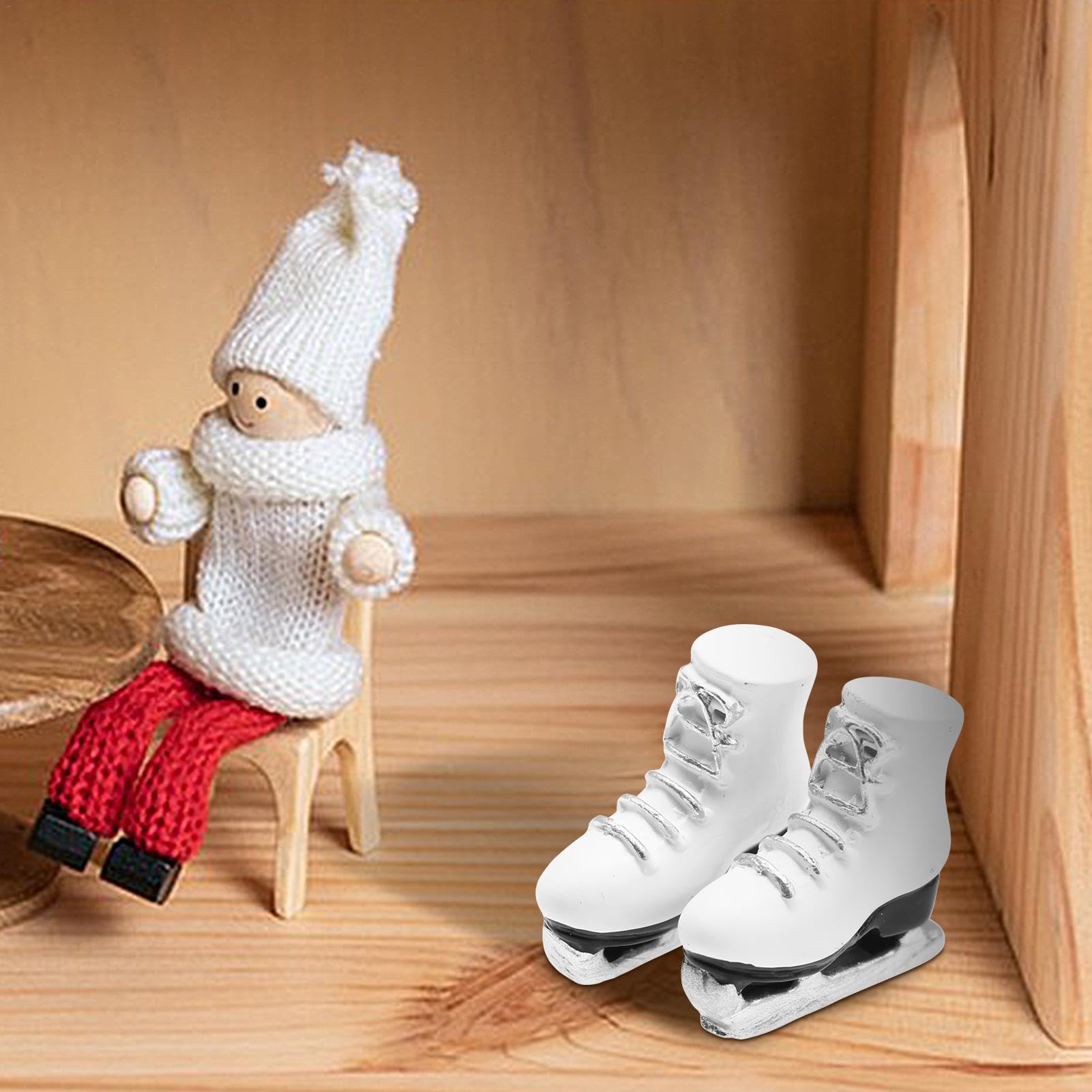 Patines De Ruedas En Miniatura, Modelo De Resina De Patines De Hielo Blancos | Zapatos con Ruedas Zapatos Deportivos de Invierno Accesorio en Miniatura a Escala 1:12 para Juegos de rol