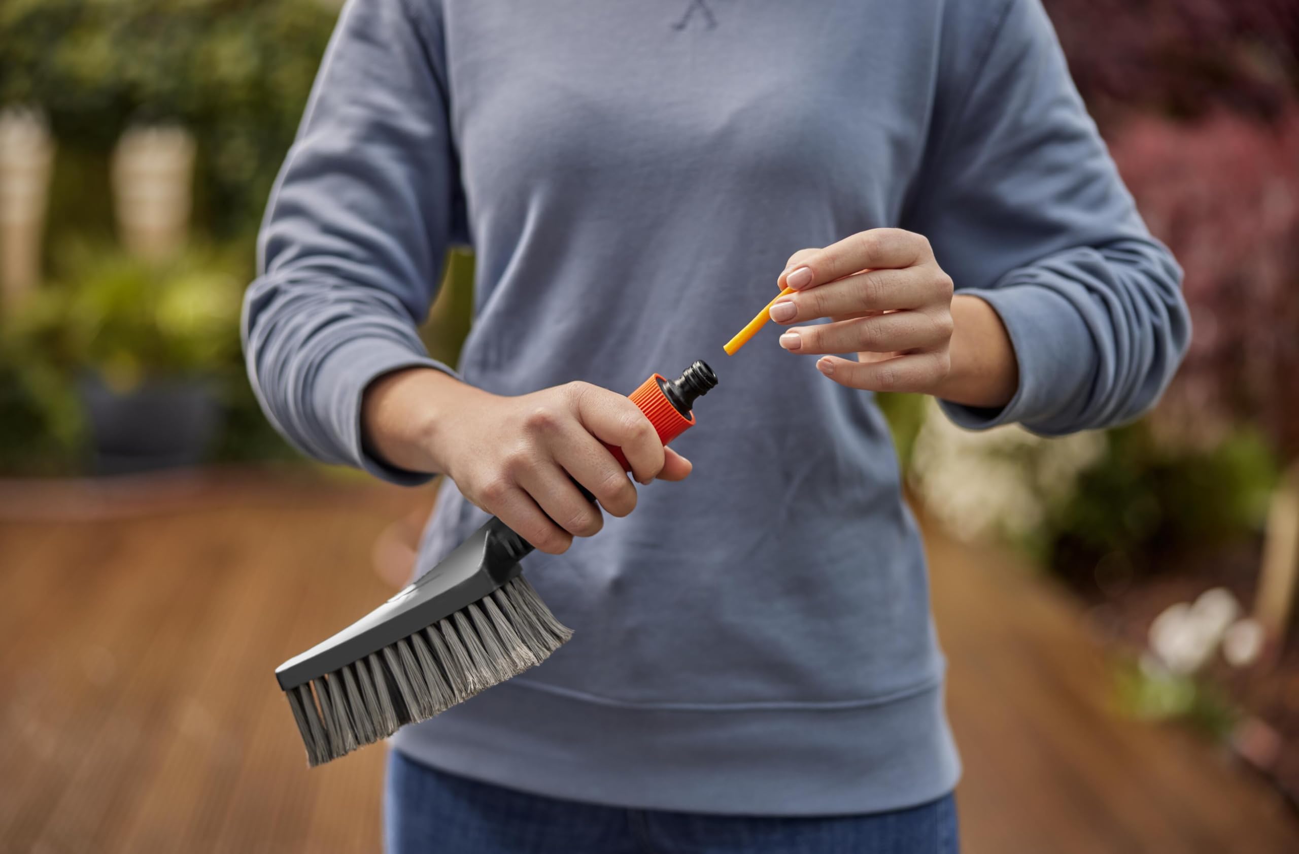 Gardena Spazzola manuale Cleansystem S soft: spazzola con raccordo per tubo, corpo piatto, per punti stretti e superfici delicate, con regolazione flusso idrico (18840-20)