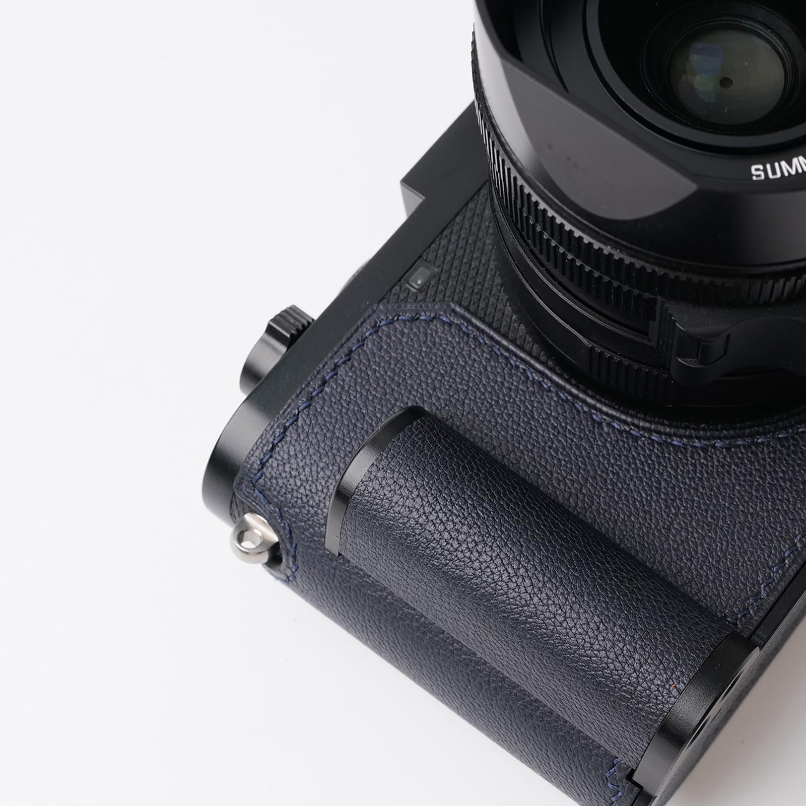 Iborrys Mezza Custodia In Vera Pelle Per Leica Q3 - Realizzata A Mano Con Pelle Francese E Base In Alluminio, Manico Ergonomico, Chiusura Magnetica, Protezione Antiurto - 3