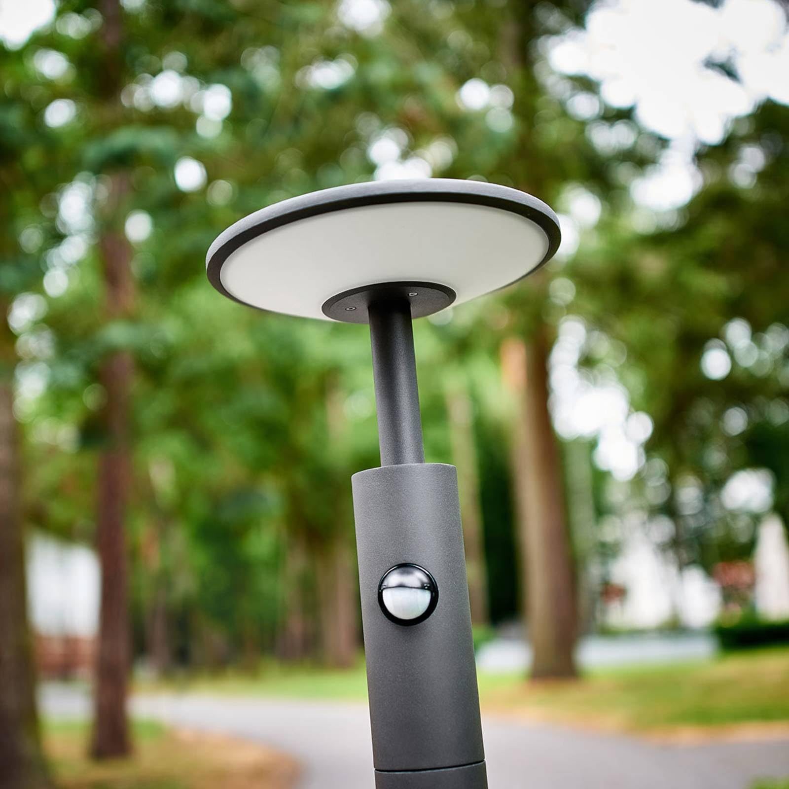 Lucande LED Wegeleuchte/Pollerleuchte mit Bewegungsmelder, Wegelampe strahlwassergeschützt IP65 Aussenleuchte 100 cm 13W