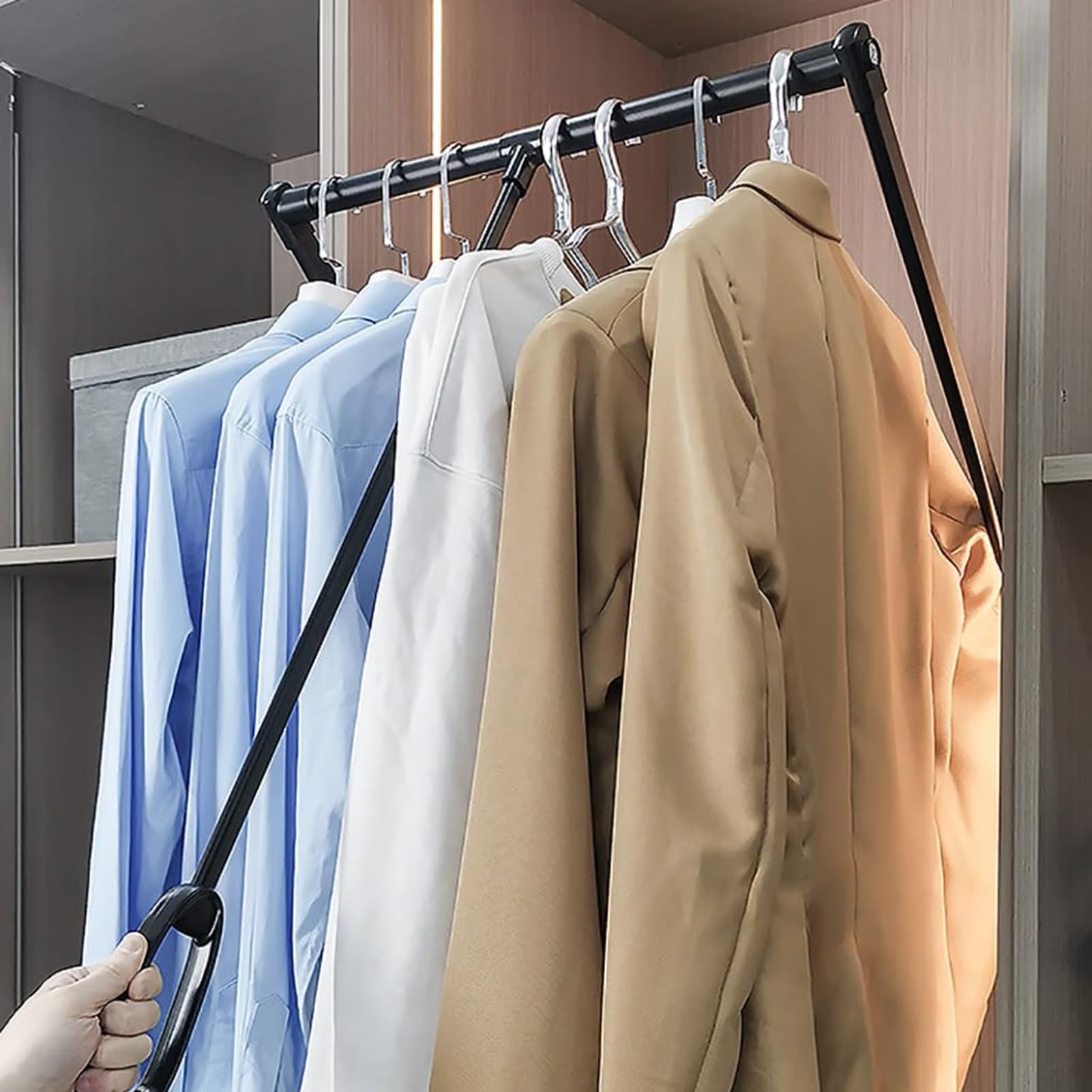 Tringle à vêtements souple pour optimiser un placard trop haut