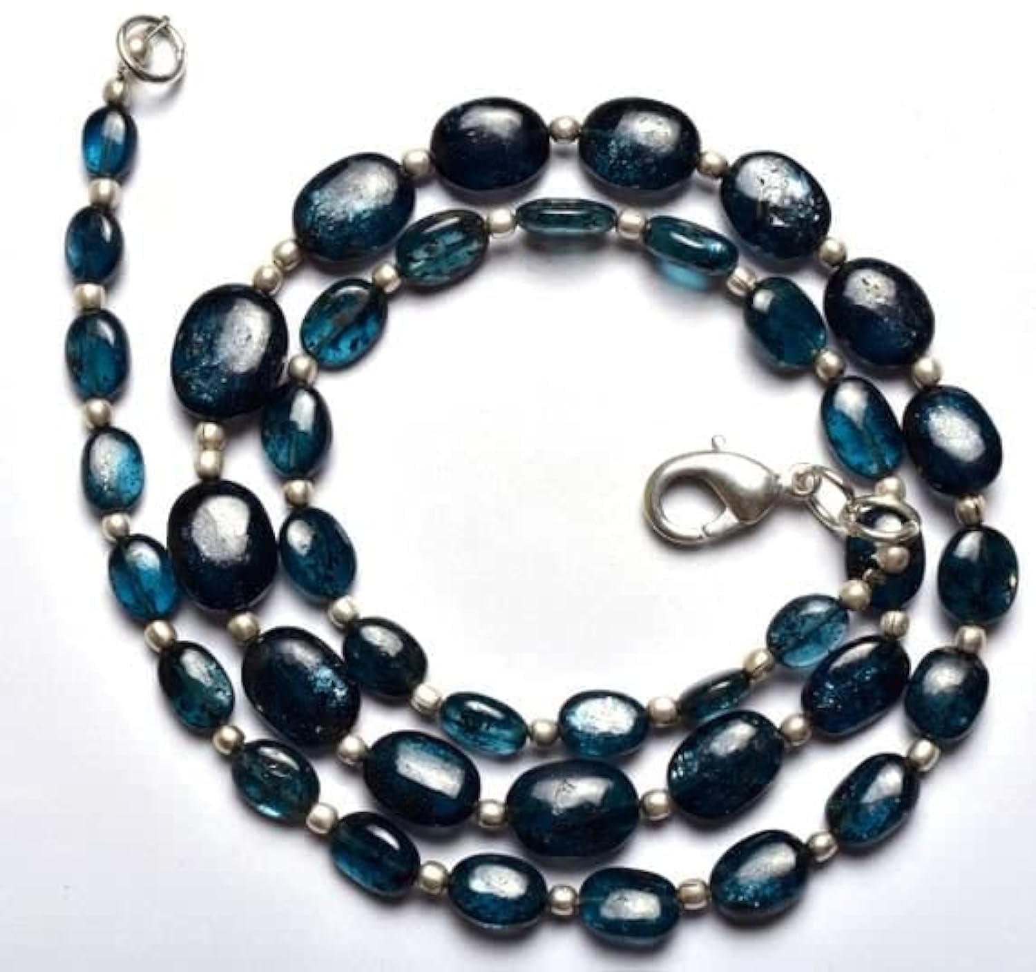 Kyanite verte en fil de perles fines d'exception pour joaillerie haut de gamme