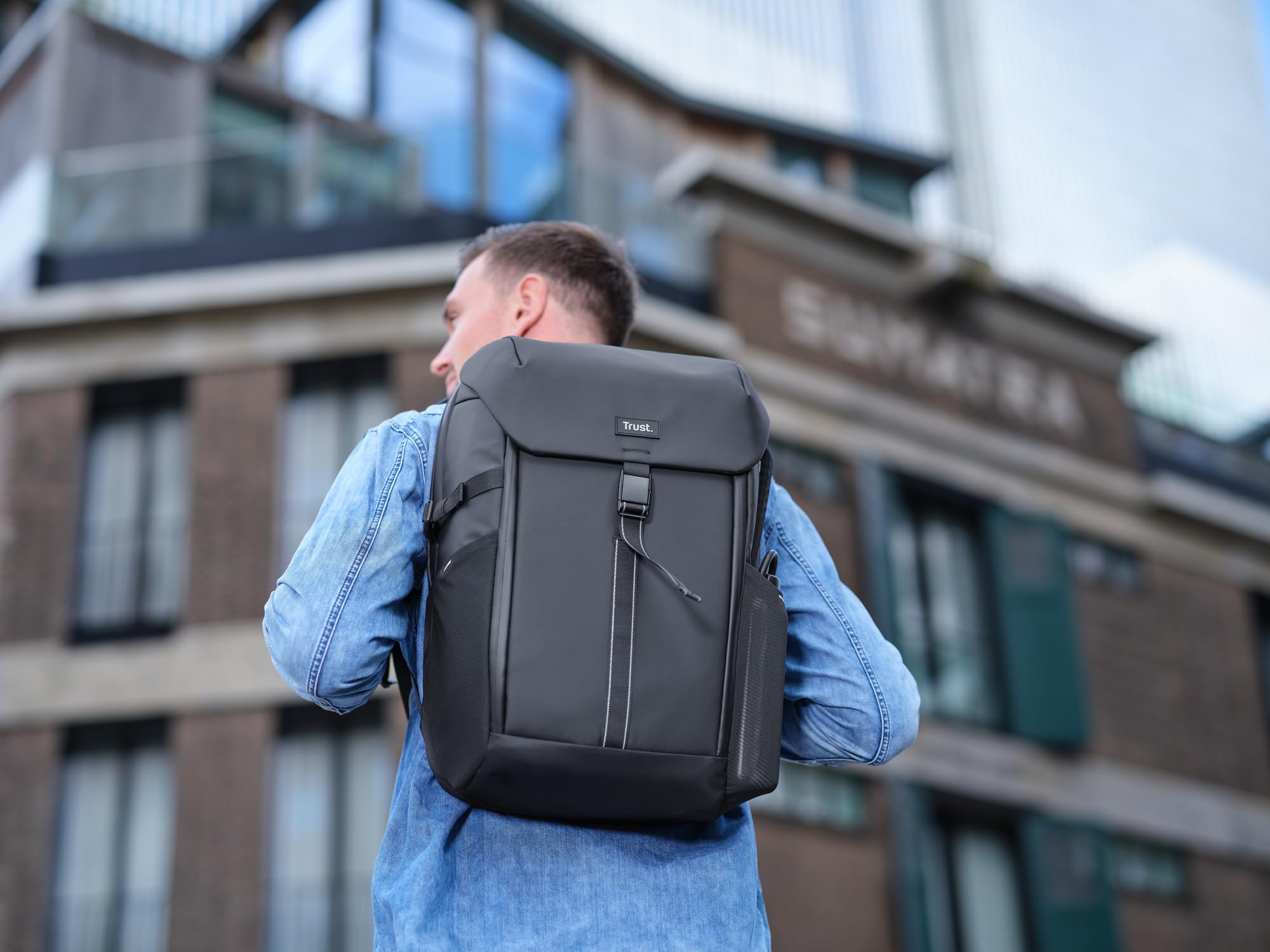 Trust Jersey Mochila Ordenador Portátil 17 Pulgadas 25 Litros, Negro | Resistente al Agua, Backpack de Plástico Reciclado para los Estudios Viajes Trabajo Hombre Mujer