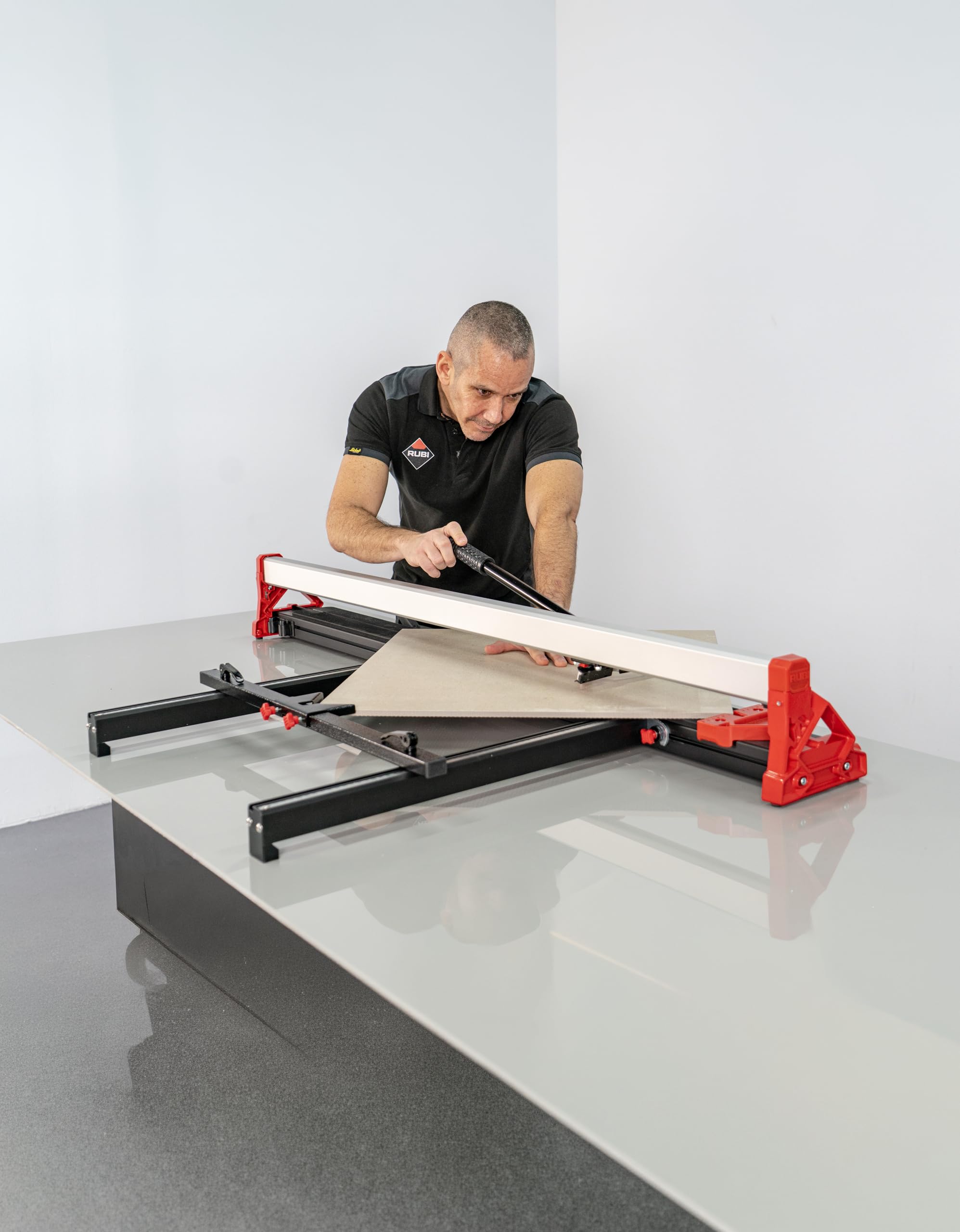 RUBI RWK Manueller Fliesenschneider, 1200 mm, hohe Sichtbarkeit, asymmetrische Führung, 22 mm extremes Ritzrad und professionelle Tragetasche im Lieferumfang enthalten
