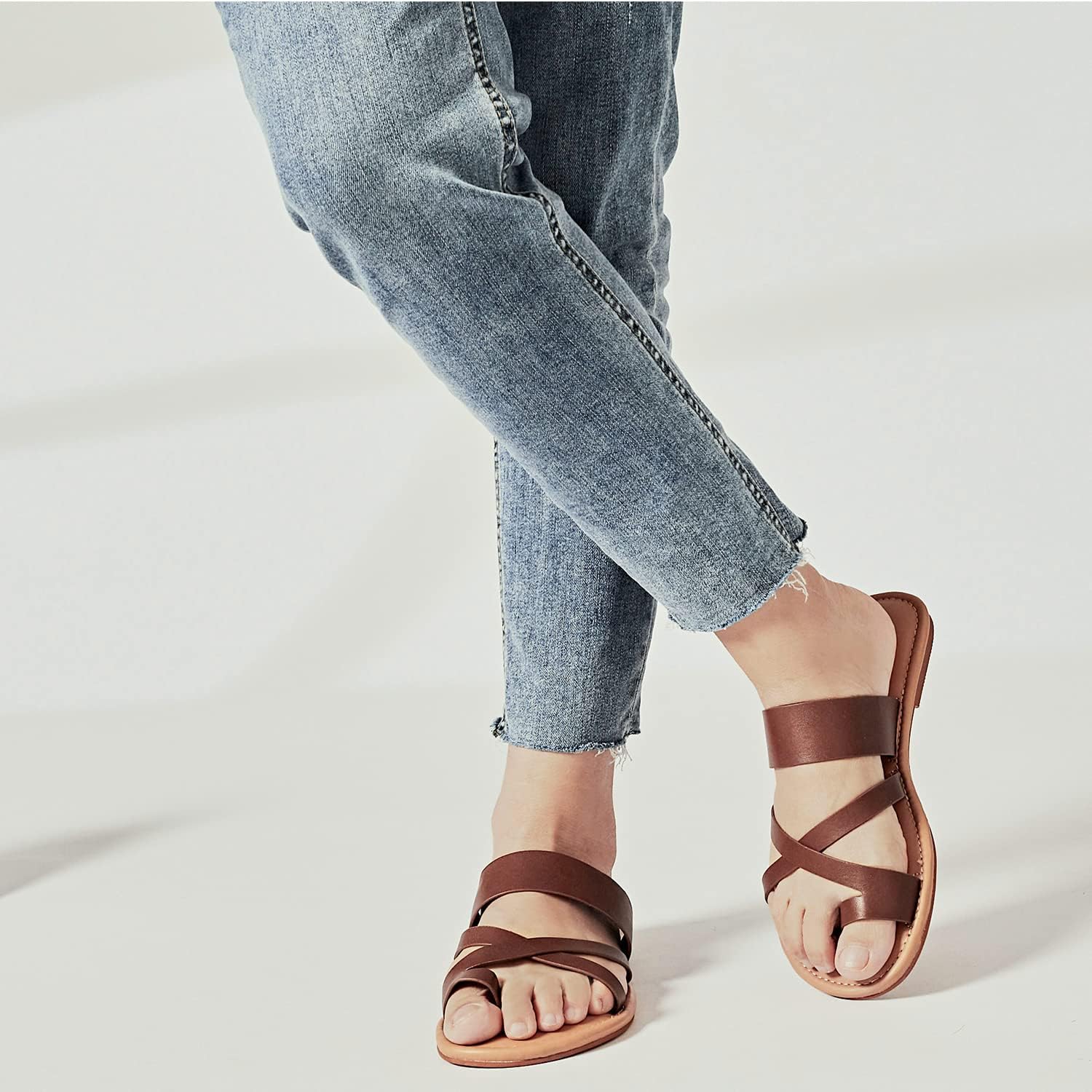 Luoika Women's Wide Width Flat Sandals, Flip Flop Slides Sandal Casual Strapy Sandal Slip on Summer Beach Shoes for Women.