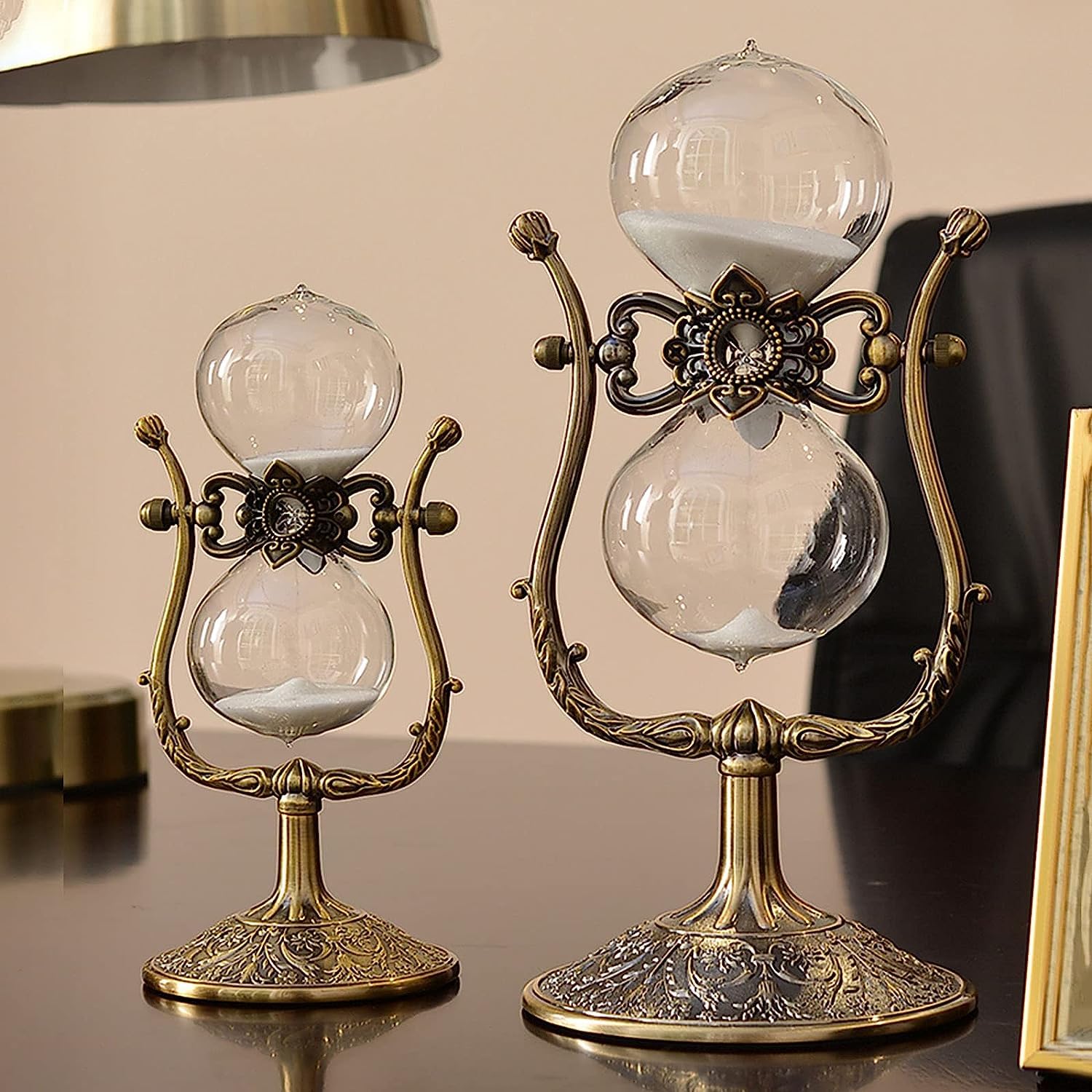Clessidra Vintage 30 Minuti In Metallo Antico Con Base Rotante A 360° E Incisioni Floreali, Decorazione Da Scrivania - 3
