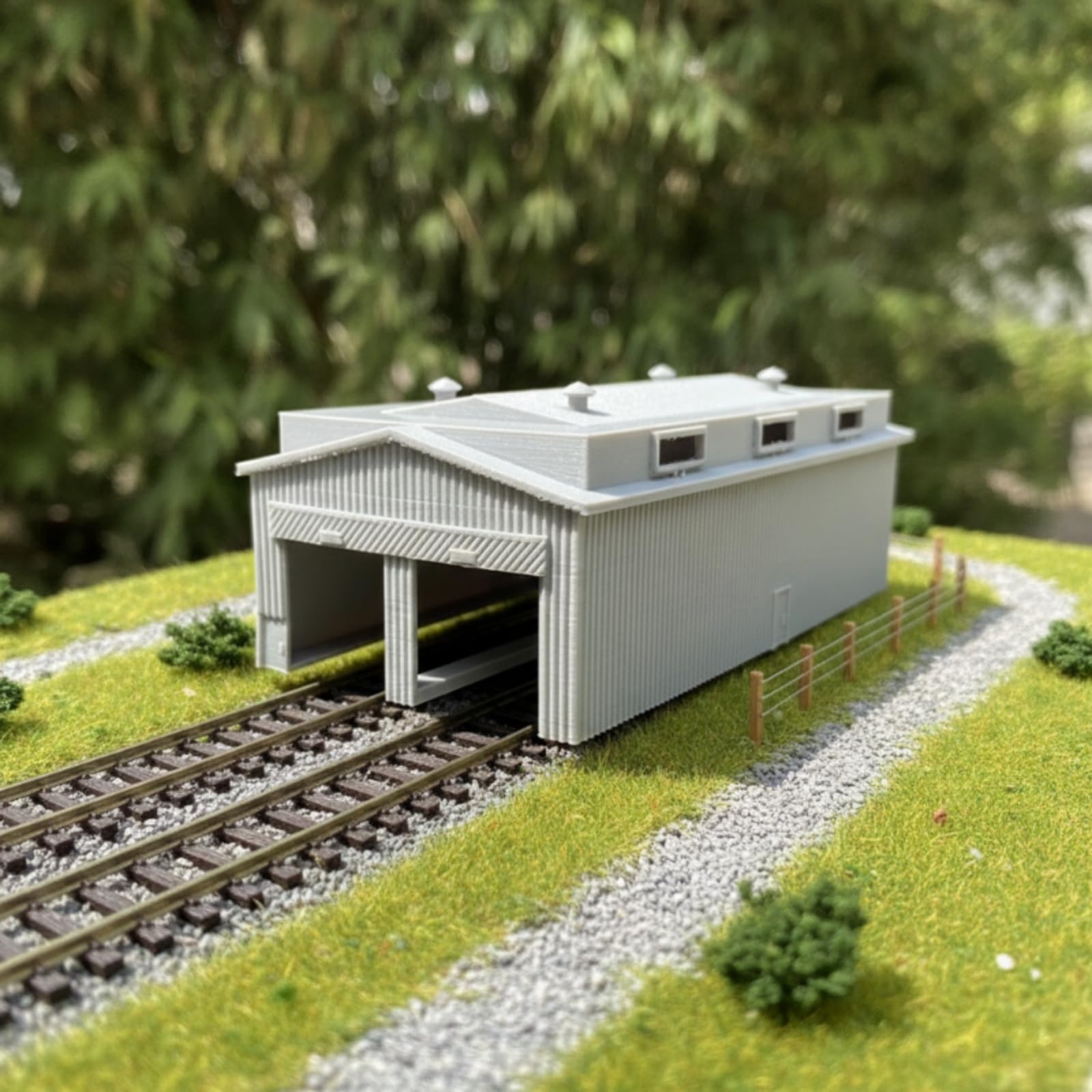 Treno in N Rimessa Ferroviaria Deposito Capannone Hangar con Finitura per Integrare Vari Scenari Adatto per Diorama Ferroviario Scalo Merci Distretto Deposito, Grigio, Porta Sinistra